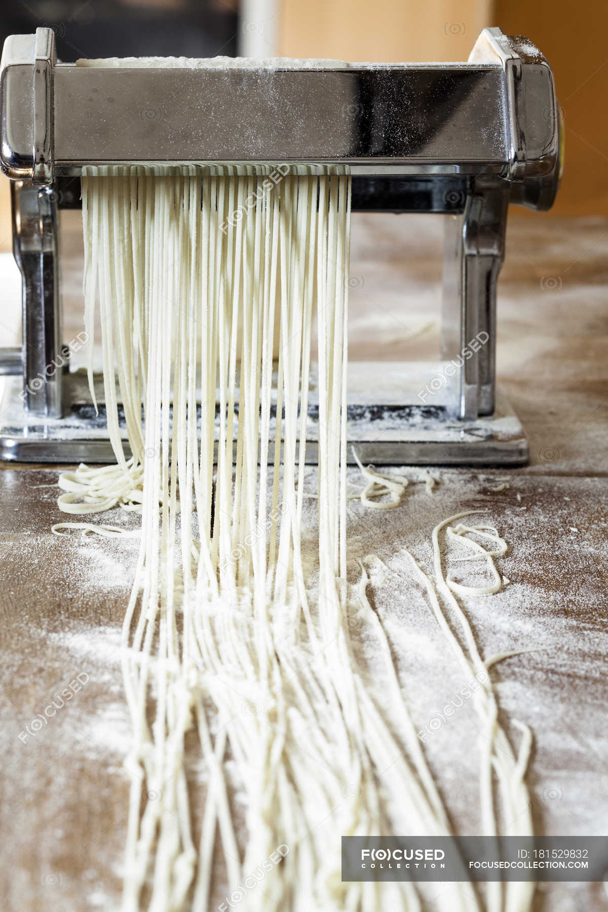 Making linguine in pasta machine — Food and drink, flour - Stock Photo |  #181529832