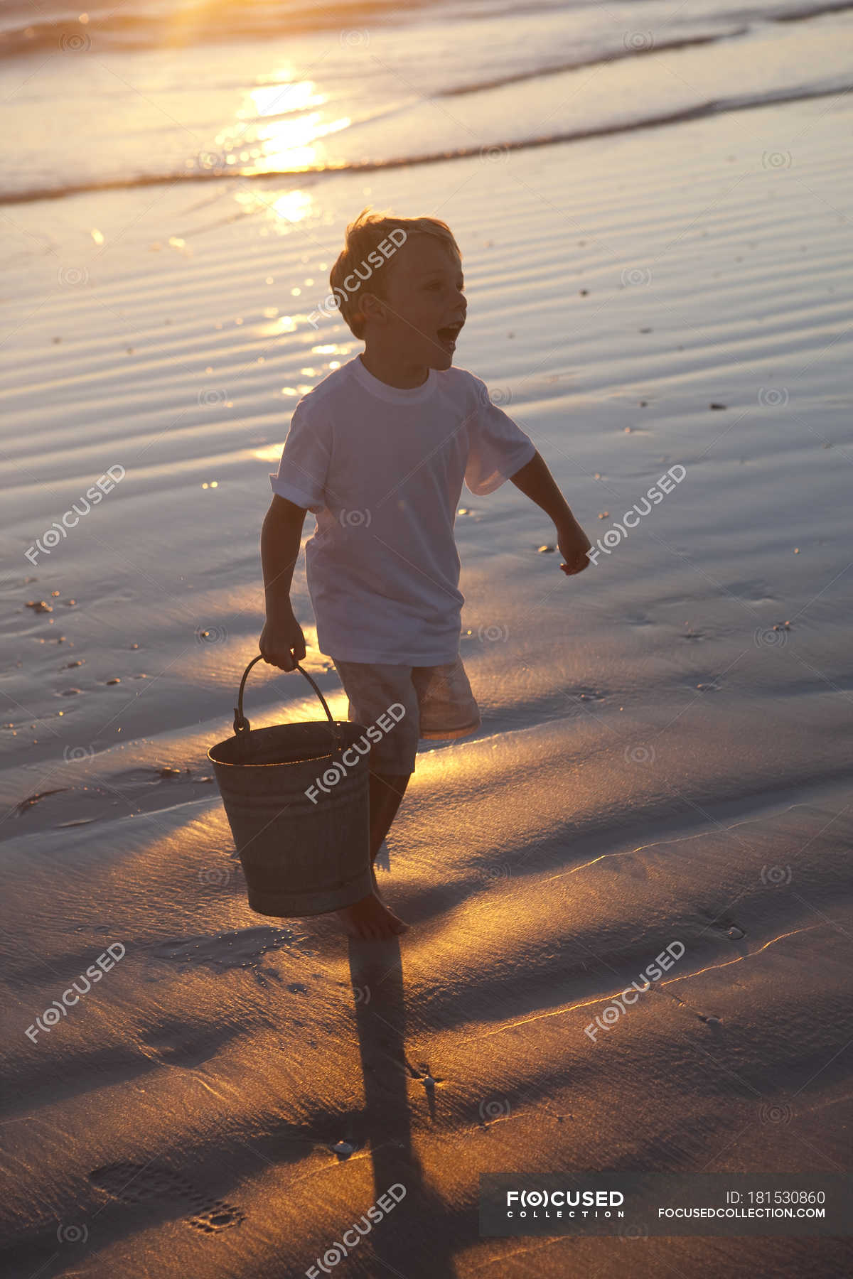 Мальчик несет ведра с водой