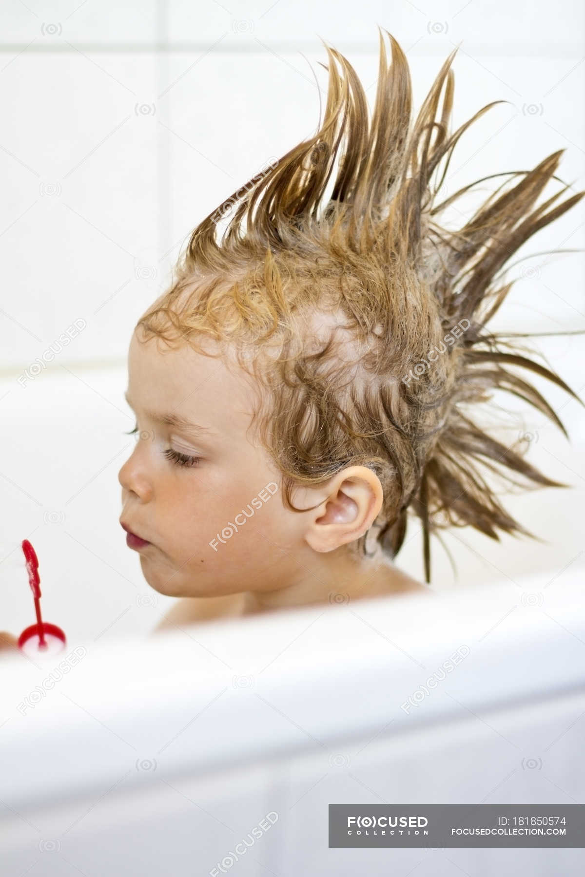 Girl with funny hairstyle bursting bubbles in tub — playing, styling -  Stock Photo | #181850574