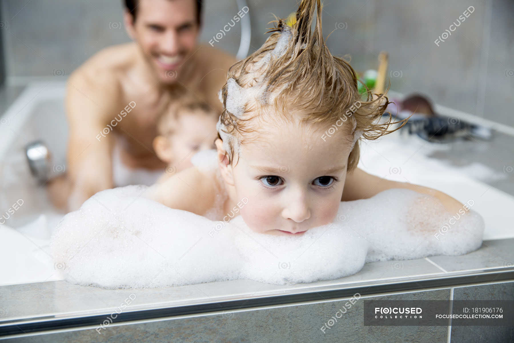 Зашла в душе отцу. Дочка в ванной. Девочки в ванной с папой. Дочь в ванне. Девочки с папопой в ванне.