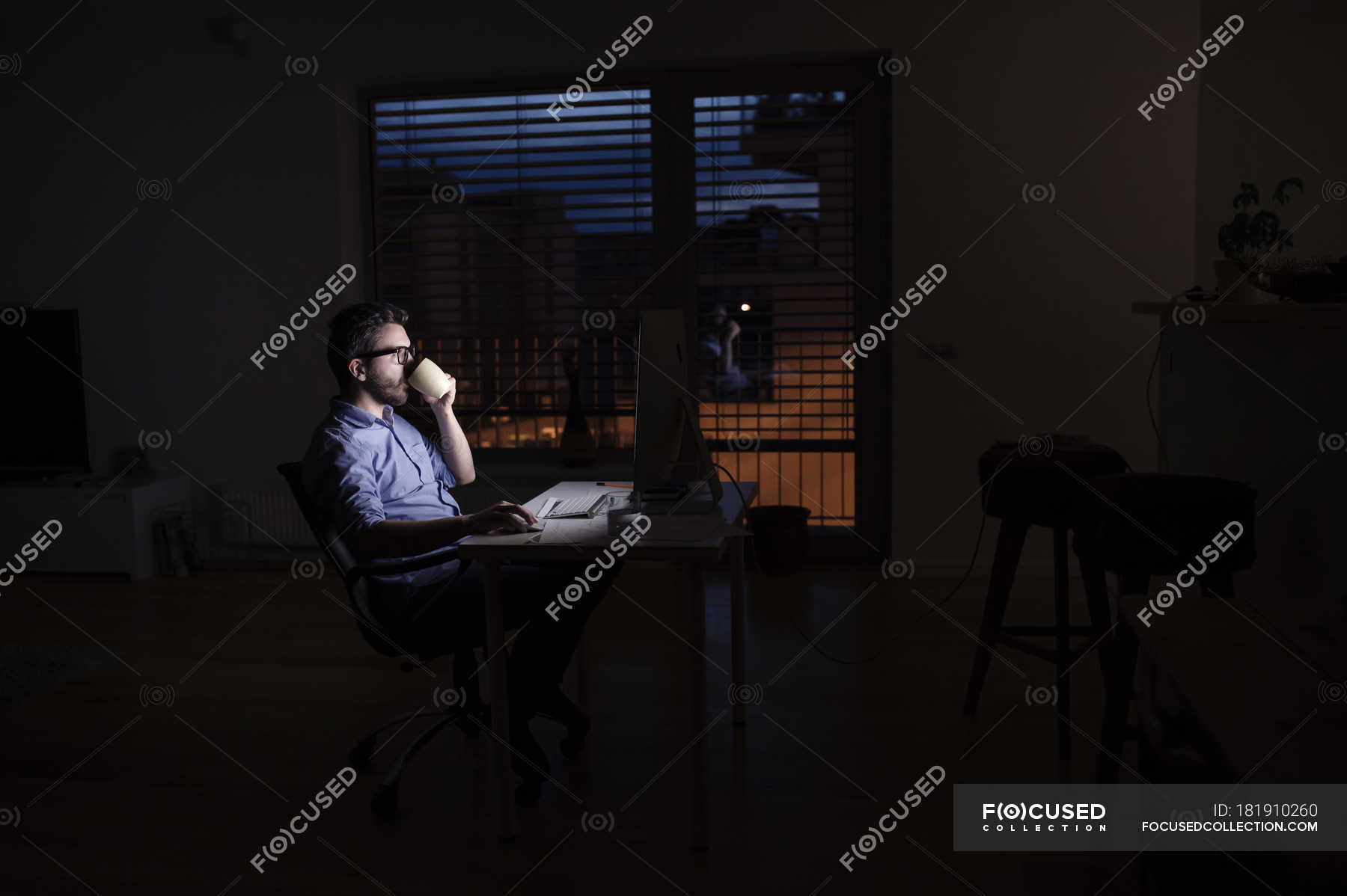 Night work s. Человек за компом ночью. Человек у компьютера ночью. Девушка за компьютером ночью. Работа за компьютером ночью.