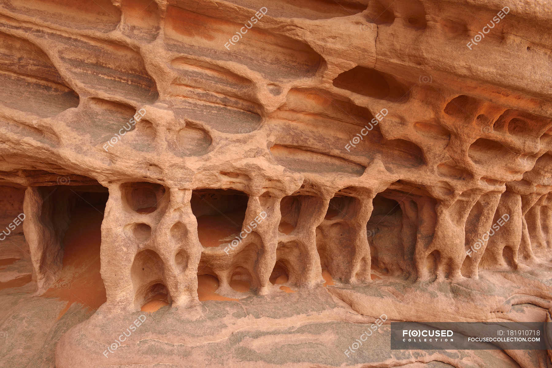 algeria-sahara-wind-erosion-on-soft-sandstone-layers-north-africa