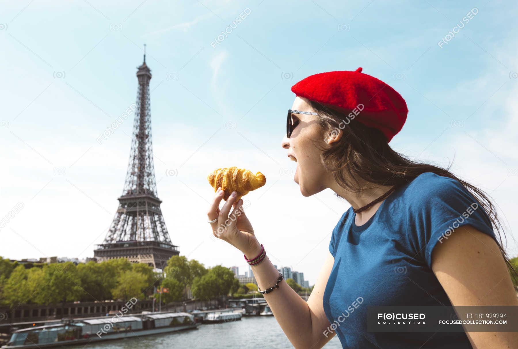 Наблюдать французский. Француз ест круассан. Франция люди. Девушка с круассаном в Париже. Французские круассаны на фоне Эйфелевой башни.