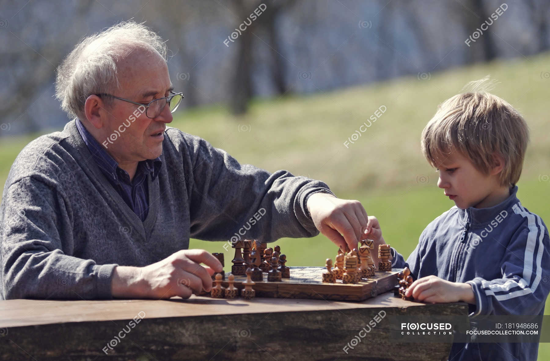 Дед с внуком играют в шашки. Дедушки играют в шахматы. Дедушка с шахматами. Внук с дедушкой и шахматы. Дедушка и внук играют в шахматы.