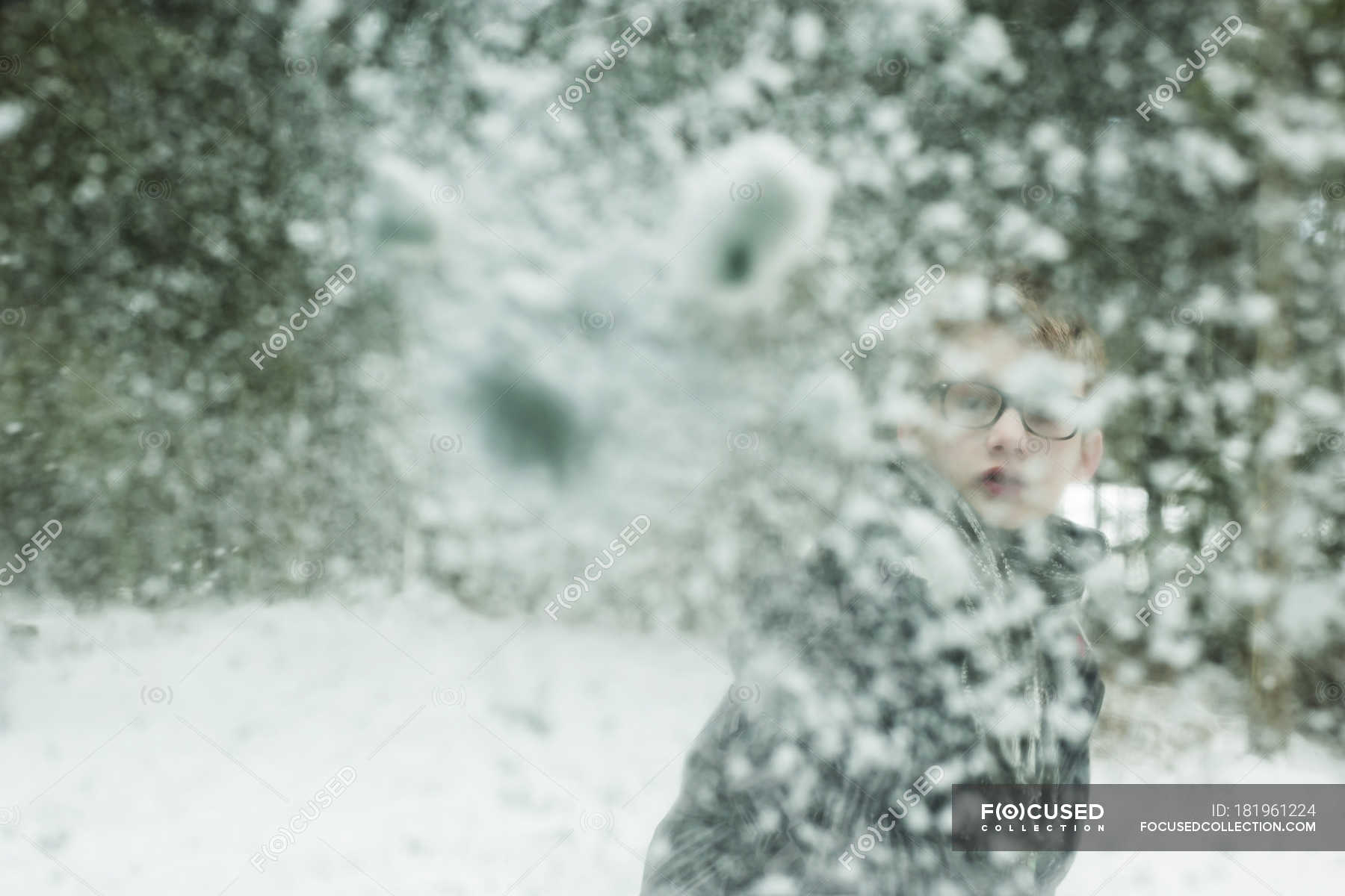 Попасть снежком в окно. Кинуть снежок. Мальчик кидает снежок в камеру. Снежок кинутый в стекло. Снежок кинули в окно\.