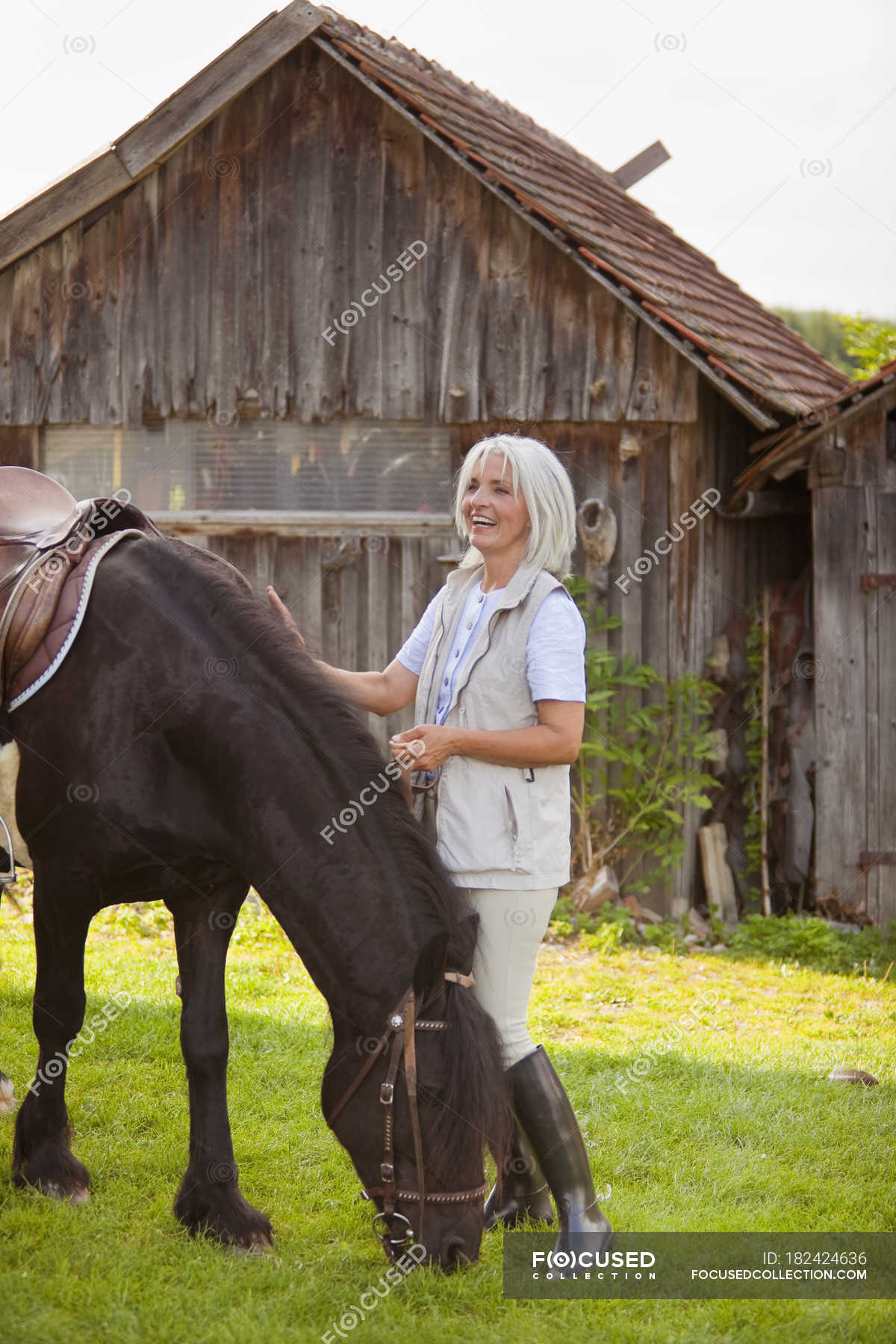 Mujer madura con caballo — vida en el campo, animal doméstico - Stock Photo  | #182424636