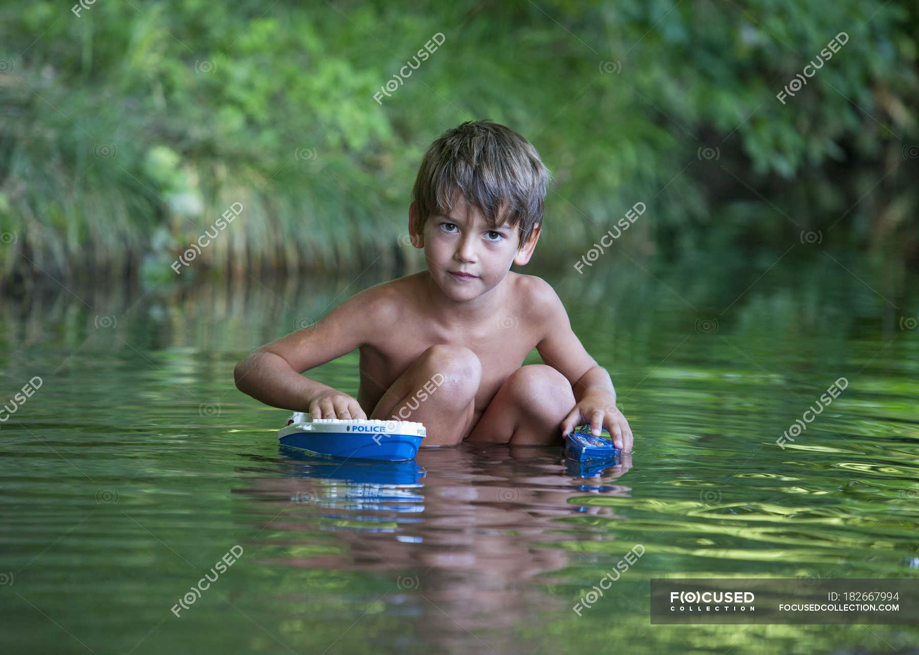 Снимай трусы купаться. Malchik kupajetsa. Пацаны купаются. Мальчик 7 лет купается.