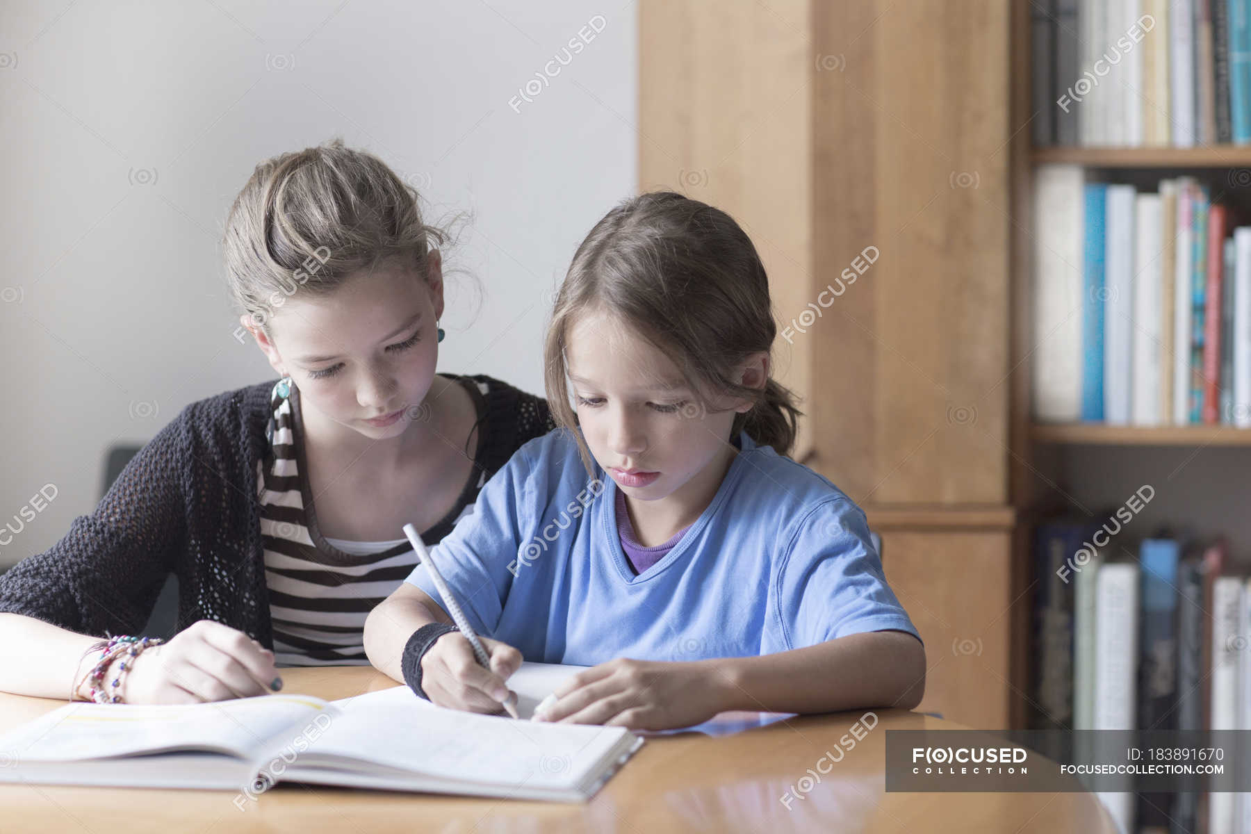 Брат помогает уроки. Старшие помогают младшим. Старшая сестра помогла младшему. Сестра делает уроки. Старшая сестра помогает.