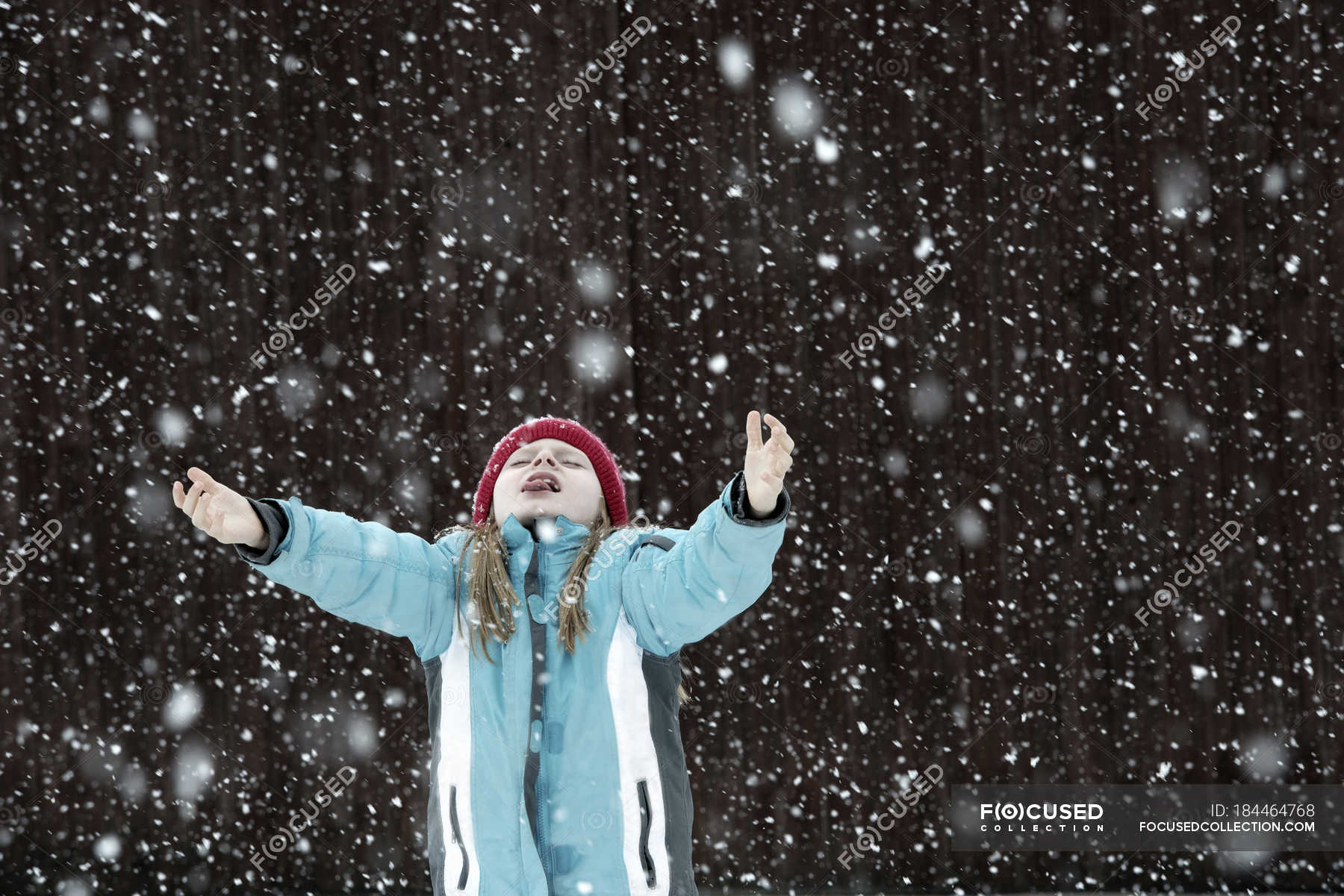 Люблю ловить снежинки ртом. Catch snowflakes. Catch a Snowflake. Кевин ловит снежинки. Референс ловит снежинки.