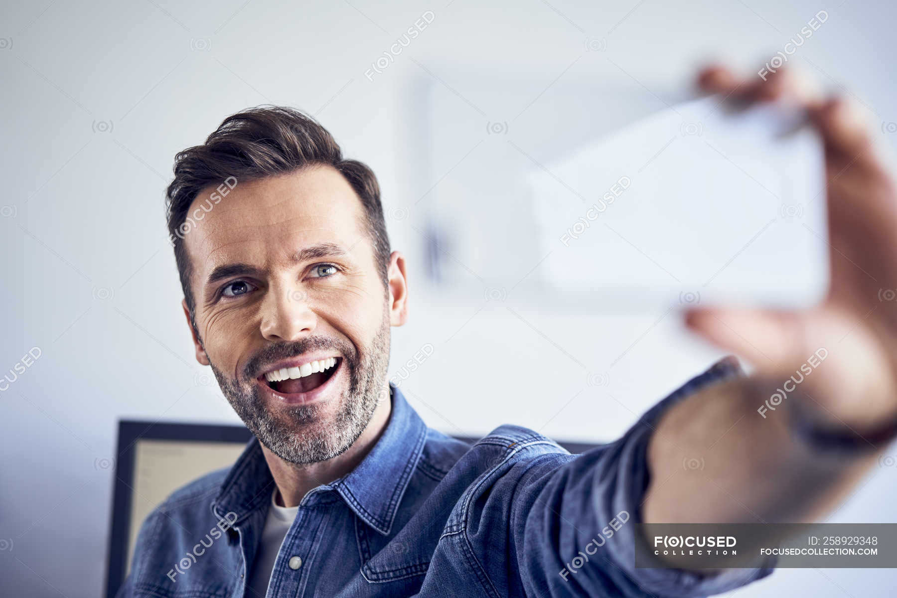 Happy man in office taking selfie — social media, fun - Stock Photo |  #258929348
