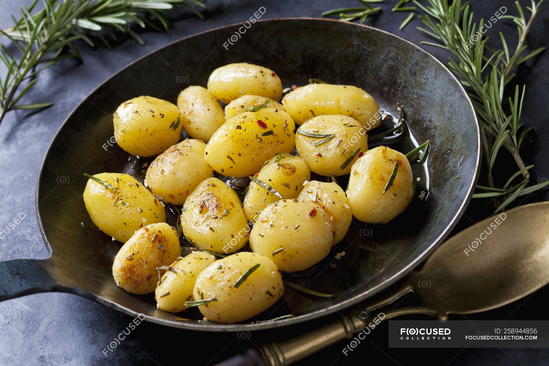 Картофель в горячую воду. Вареный картофель. Отварная обжаренная картошка. Картошка каждый день. Желтый картофель приготовленный.