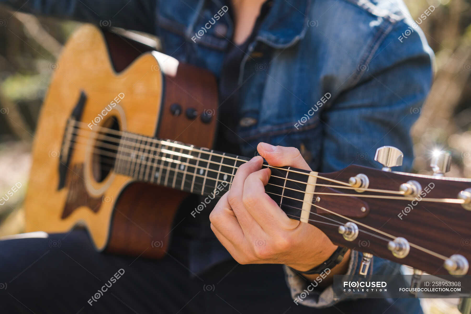 Un Guitariste Adulte Jouant De La Guitare Acoustique à L'extérieur