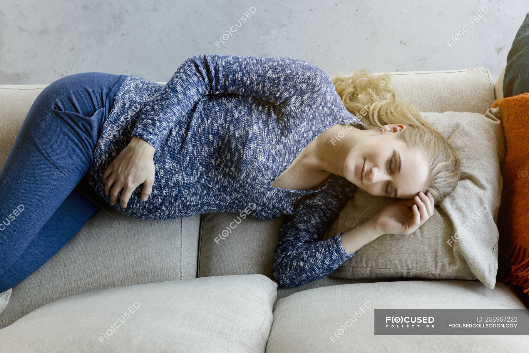 Pregnant Woman Sleeping On Couch At Home — Beautiful Belly Stock