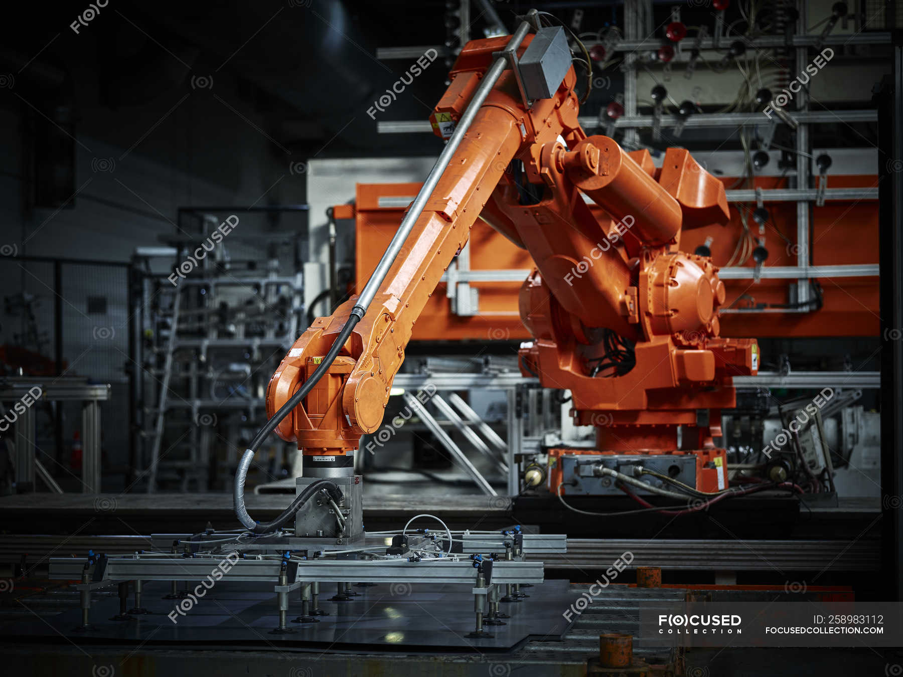 marca emparedado cometer Brazo robot industrial utilizado en la metalurgia — digital, Platos - Stock  Photo | #258983112