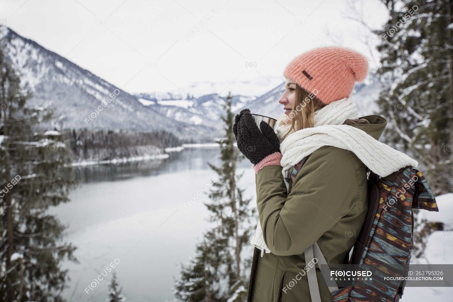 Keep us warm. Одежда для зимних путешествий. Зима осень люди. Зимняя одежда для путешествий для женщин. Девушка в перчатках зимой.