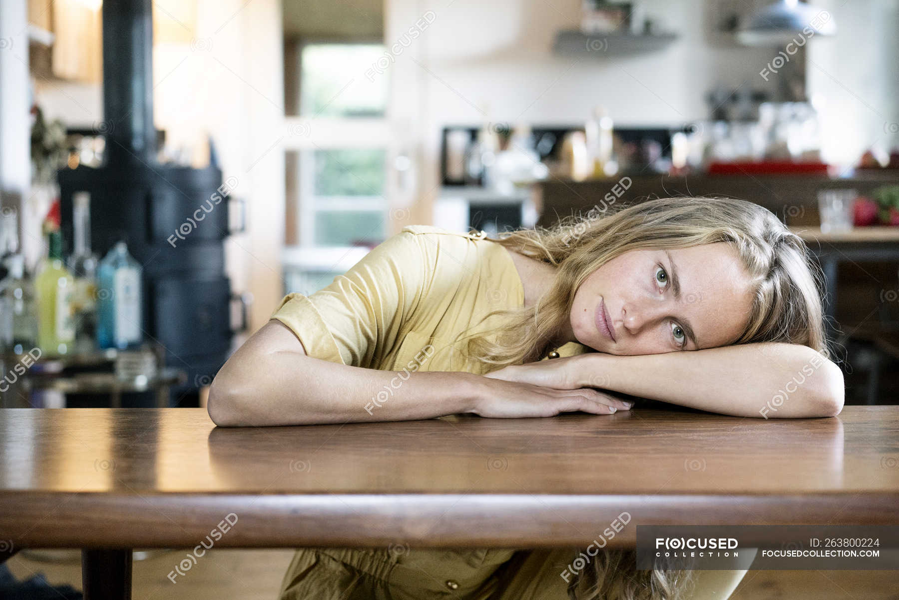Как устроить личную жизнь. Усталая женщина фото. Бландинка лижт НАСТЛЕ кухном. Ожидание женщина за столом картинки. Laying on the Table.