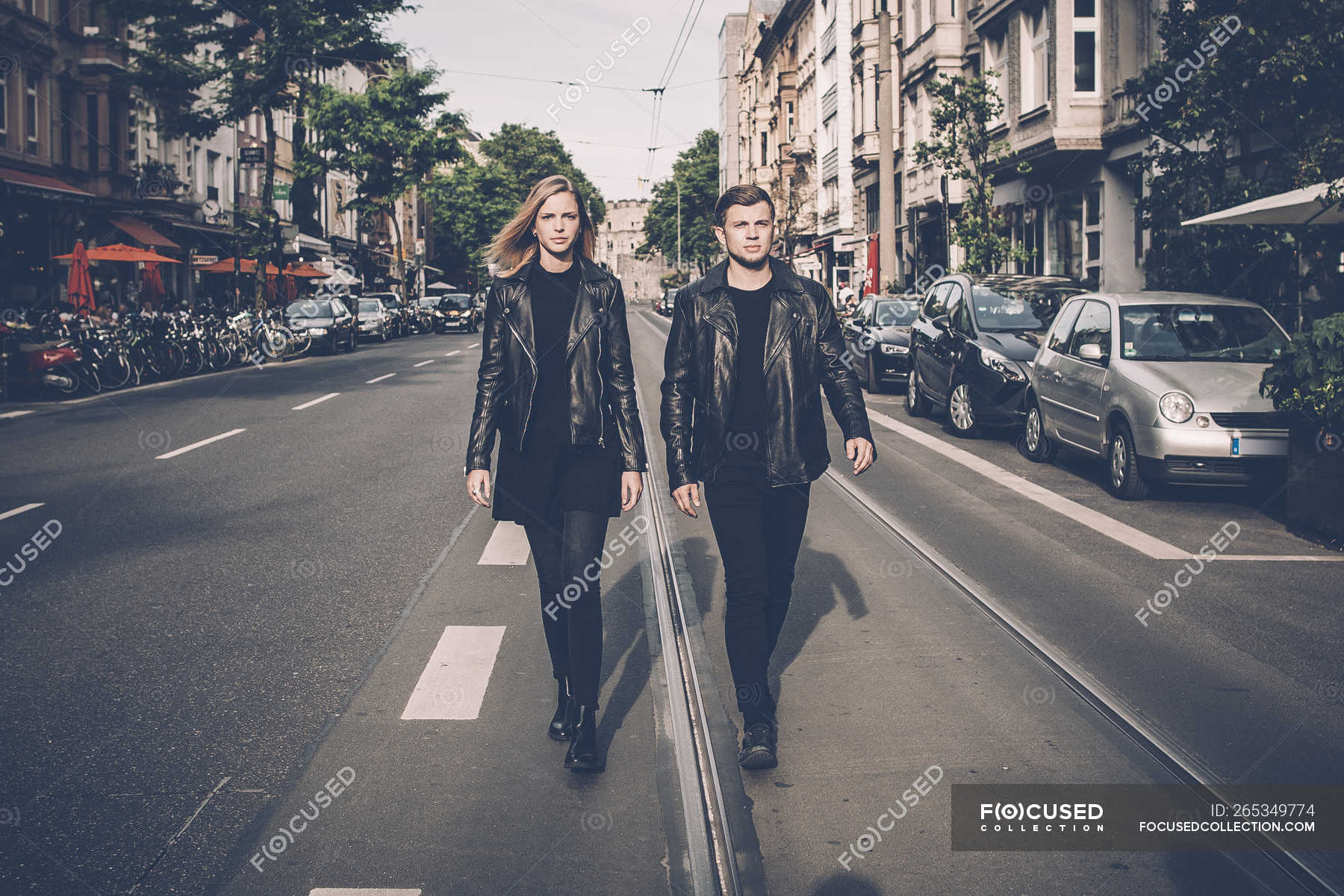 Случайные люди. Красивая пара на прогулке в городе. Люди для визуализации. Человек идет. Женщина бизнес город.
