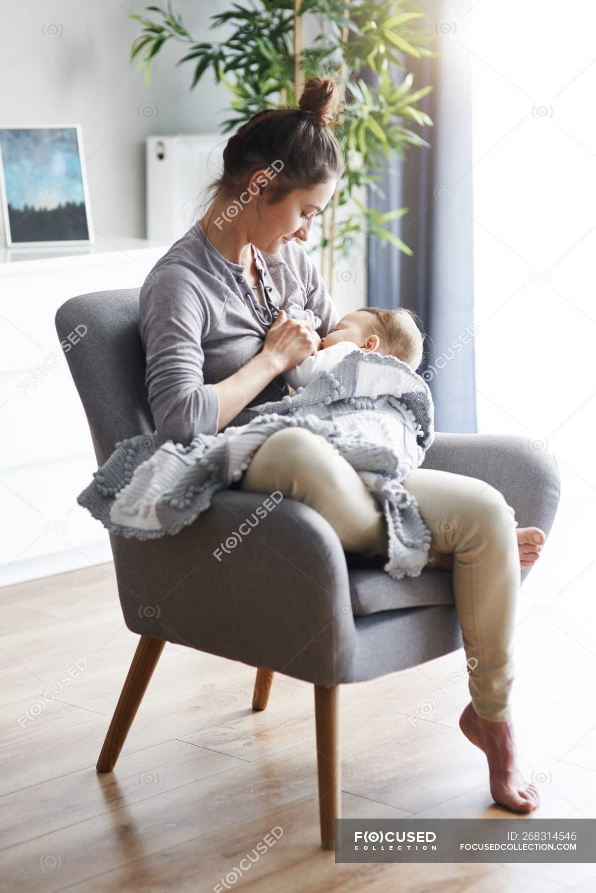Мама сидит в кресле. Сидячая мамочка. Мама с ребенком в кресле. Кормить грудью в кресле. Фото сидящей мамы просто.