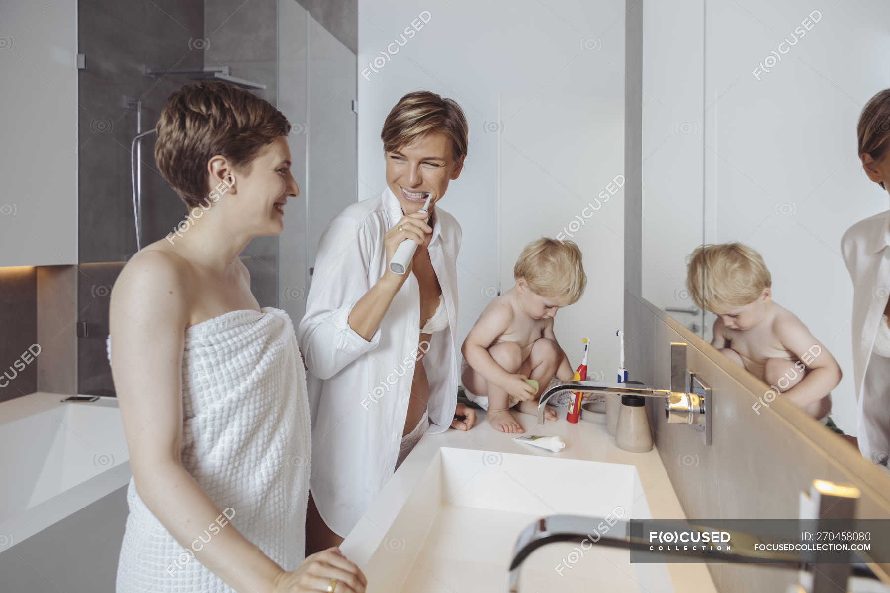 Мама в душе рассказ. Мама в ванной. Семья в ванной. Мать в ванне. Мама с ребенком в ванной комнате.