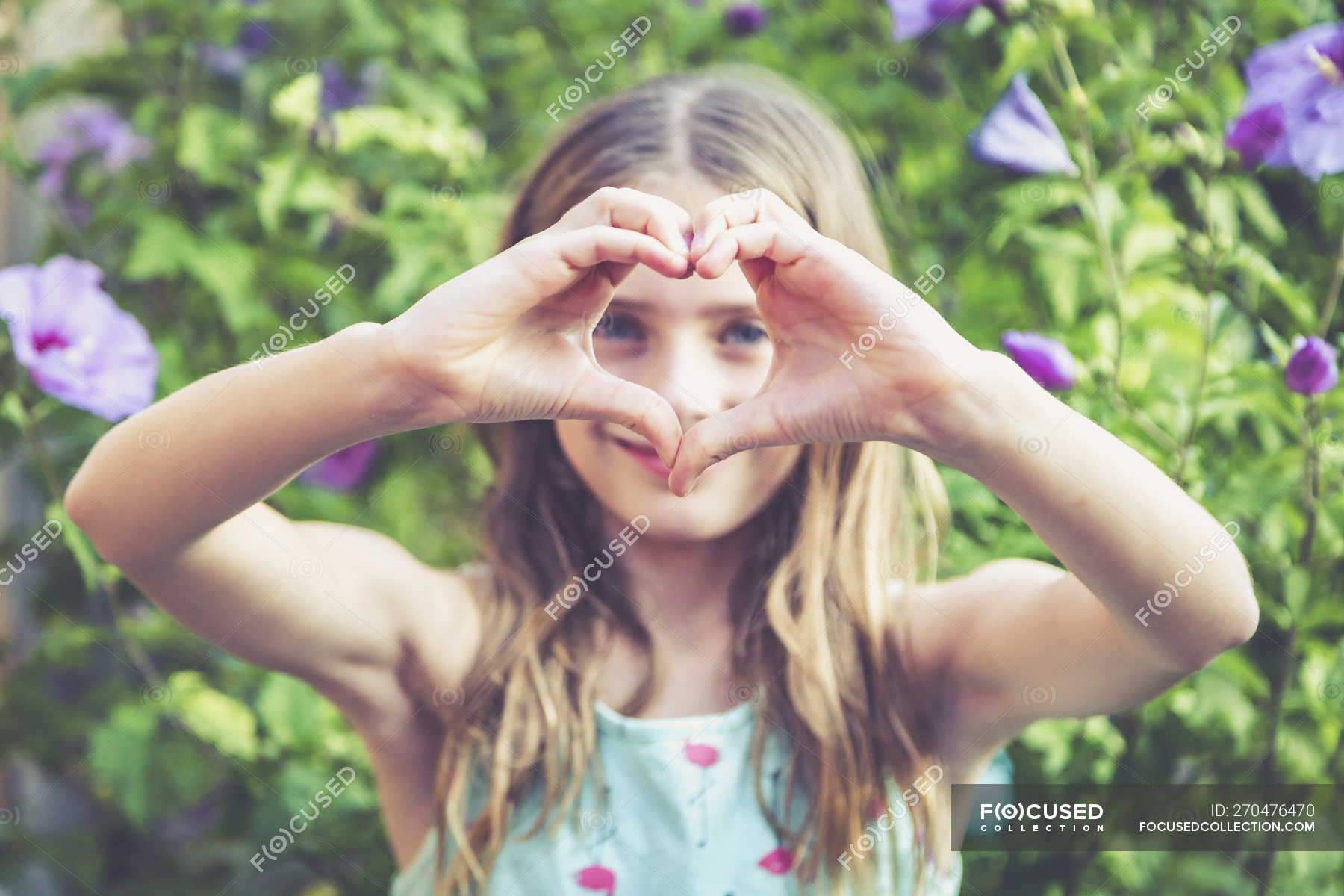 Красивые волосы для детей. Девочку придают. Грустная маленькая девочка. Девочка. Грустная девочка.