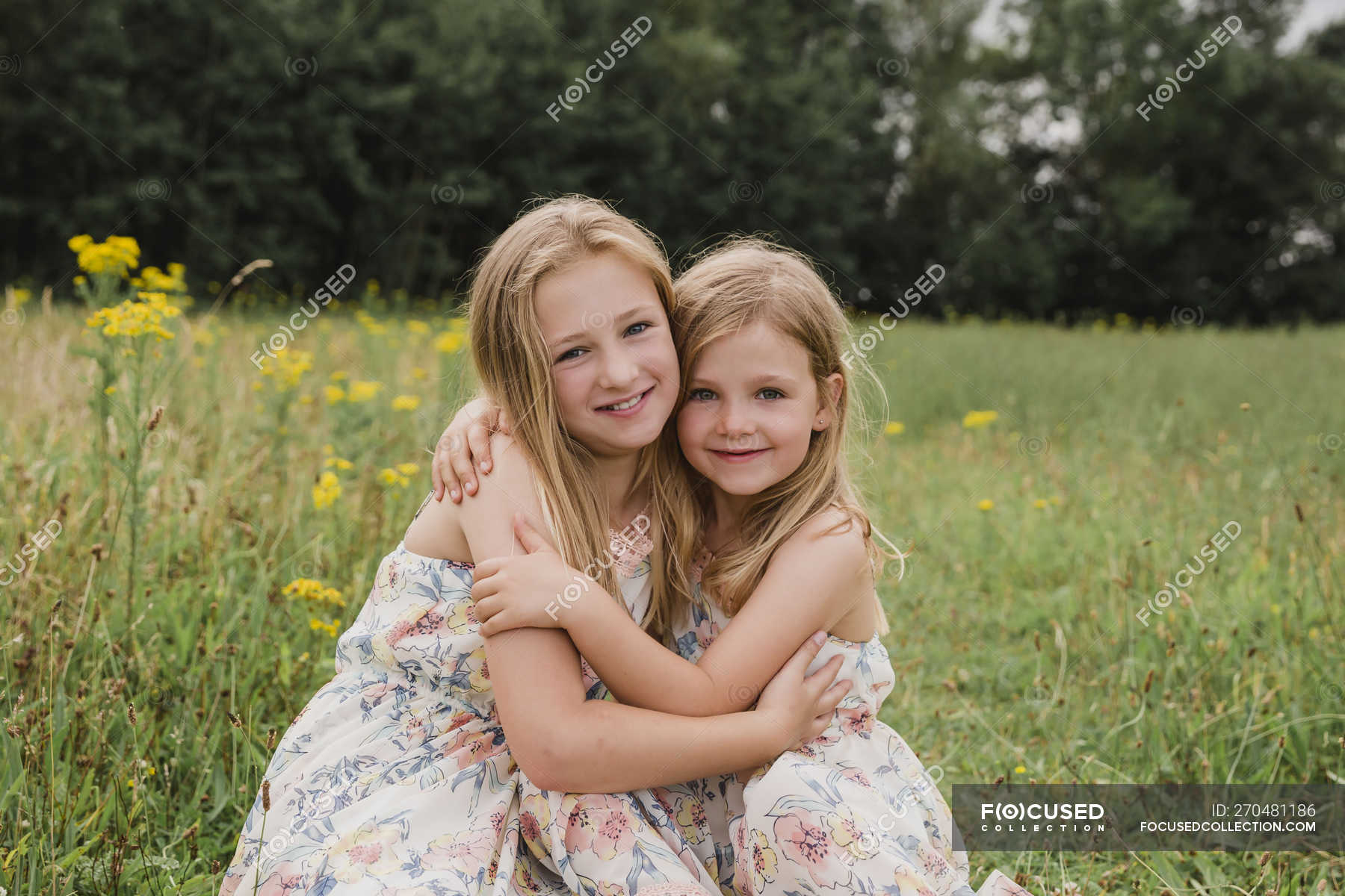 Картинка две сестры обнимаются