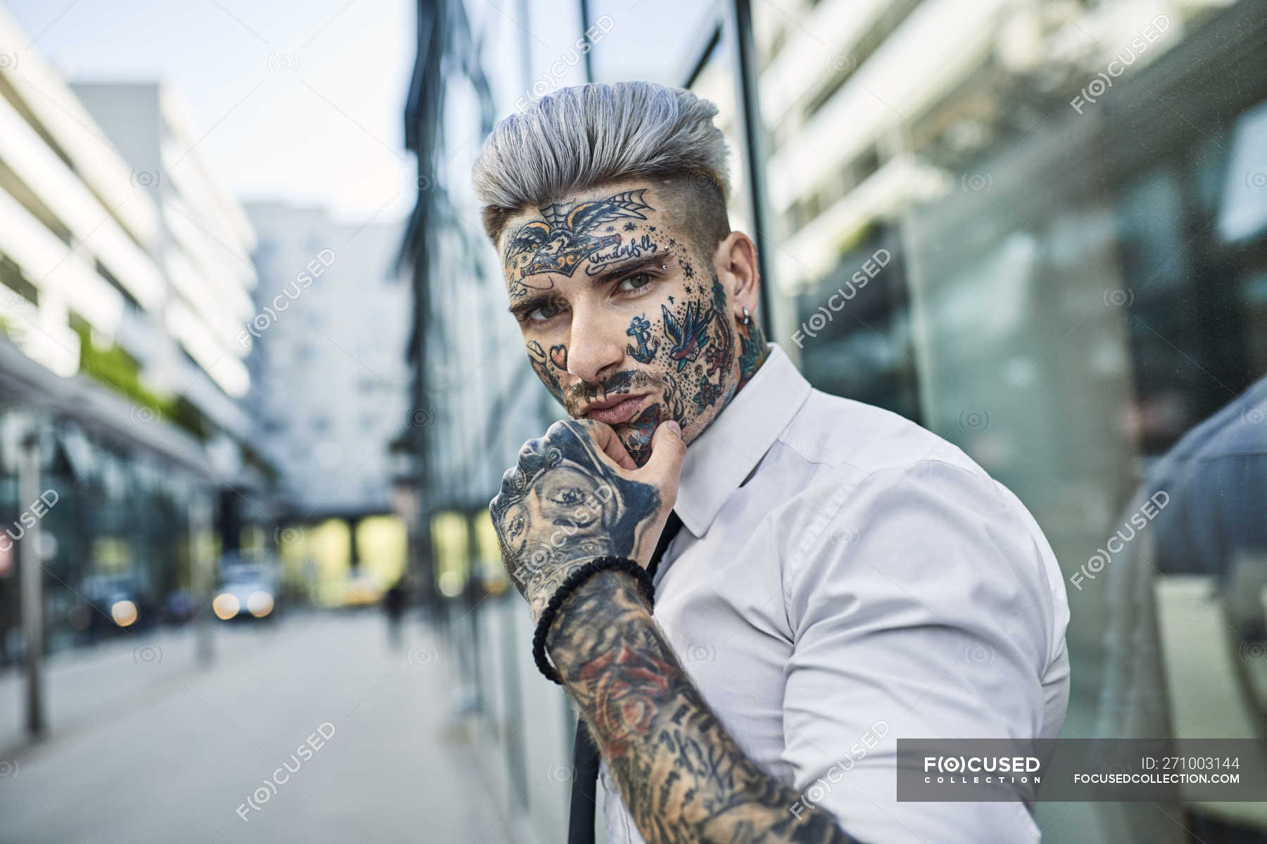 Jeune homme d'affaires au visage tatoué marchant dans la ville, portrait —  Art corporel, marche - Stock Photo | #271003144