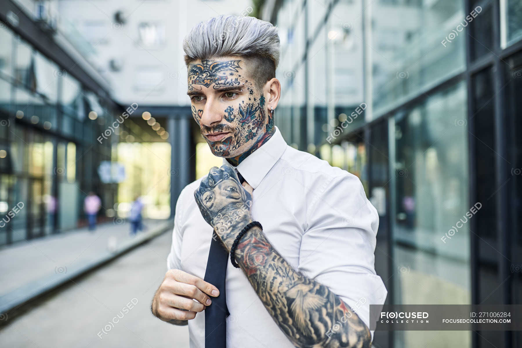 Jeune homme d'affaires avec visage tatoué, attache — Caucasien, grave -  Stock Photo | #271006284