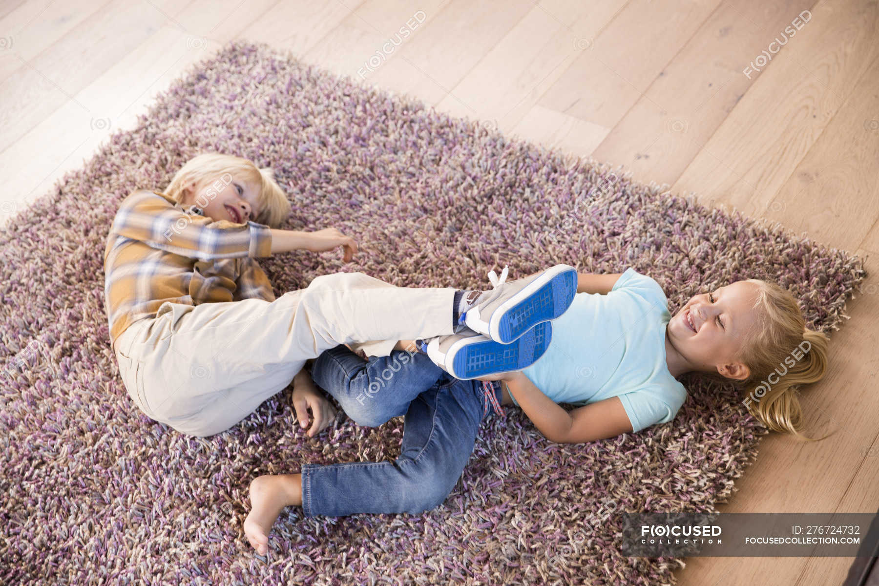Диван крошка. Семья на ковре. Пространство подростки на ковре. Девушка с семьей с ковром. Ковер для родителей.