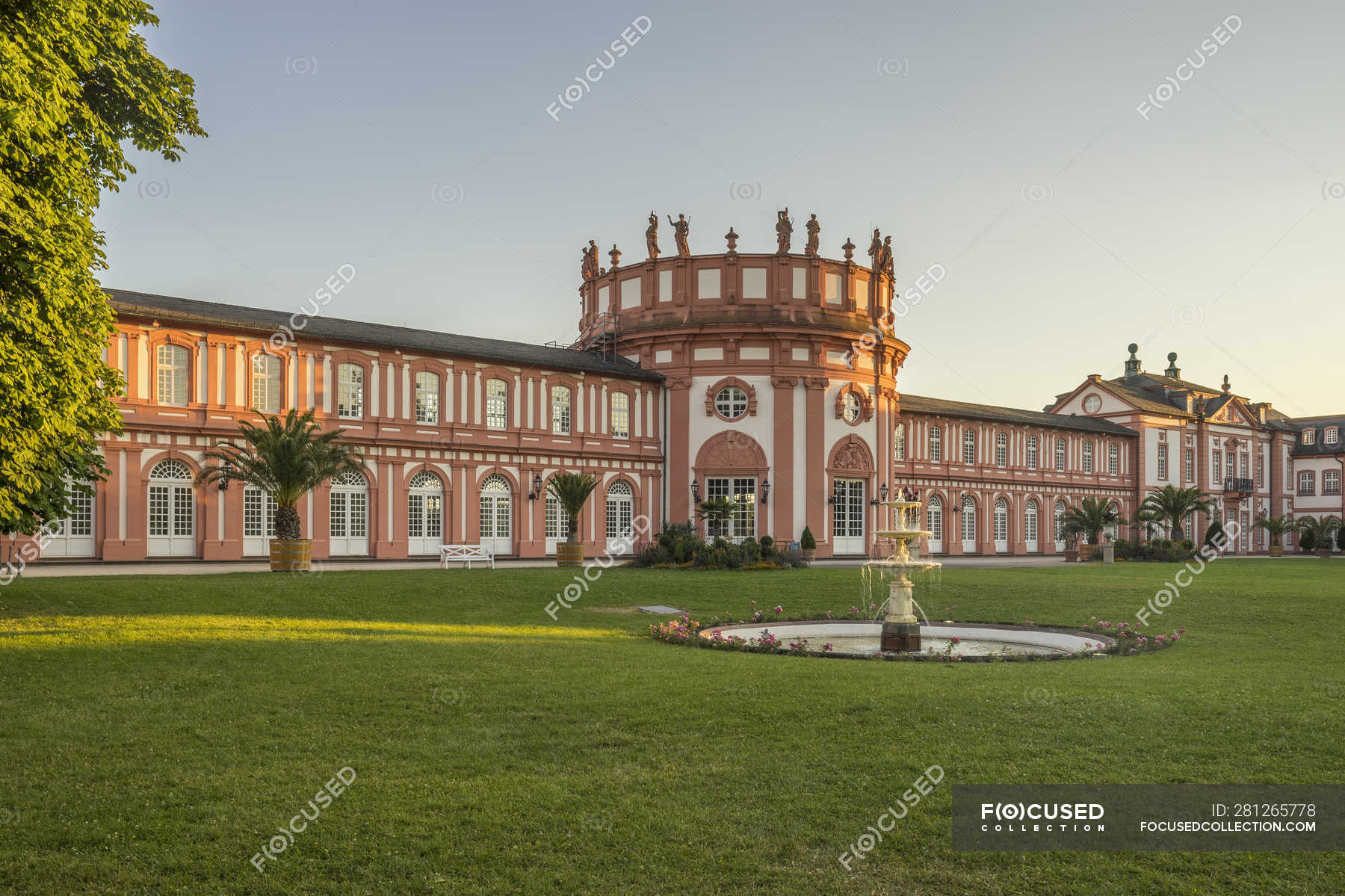 Germania, Assia, Wiesbaden, Palazzo Biebrich la sera — nessuno, destinazione di viaggio - Stock Photo | #281265778