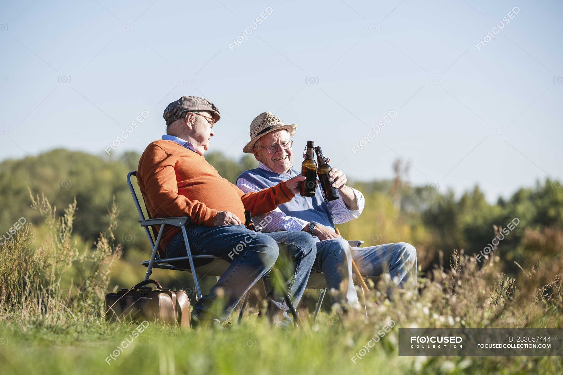 Zwei Alte Freunde Die Auf Den Feldern Sitzen Bier Trinken Und über Alte Zeiten Sprechen 