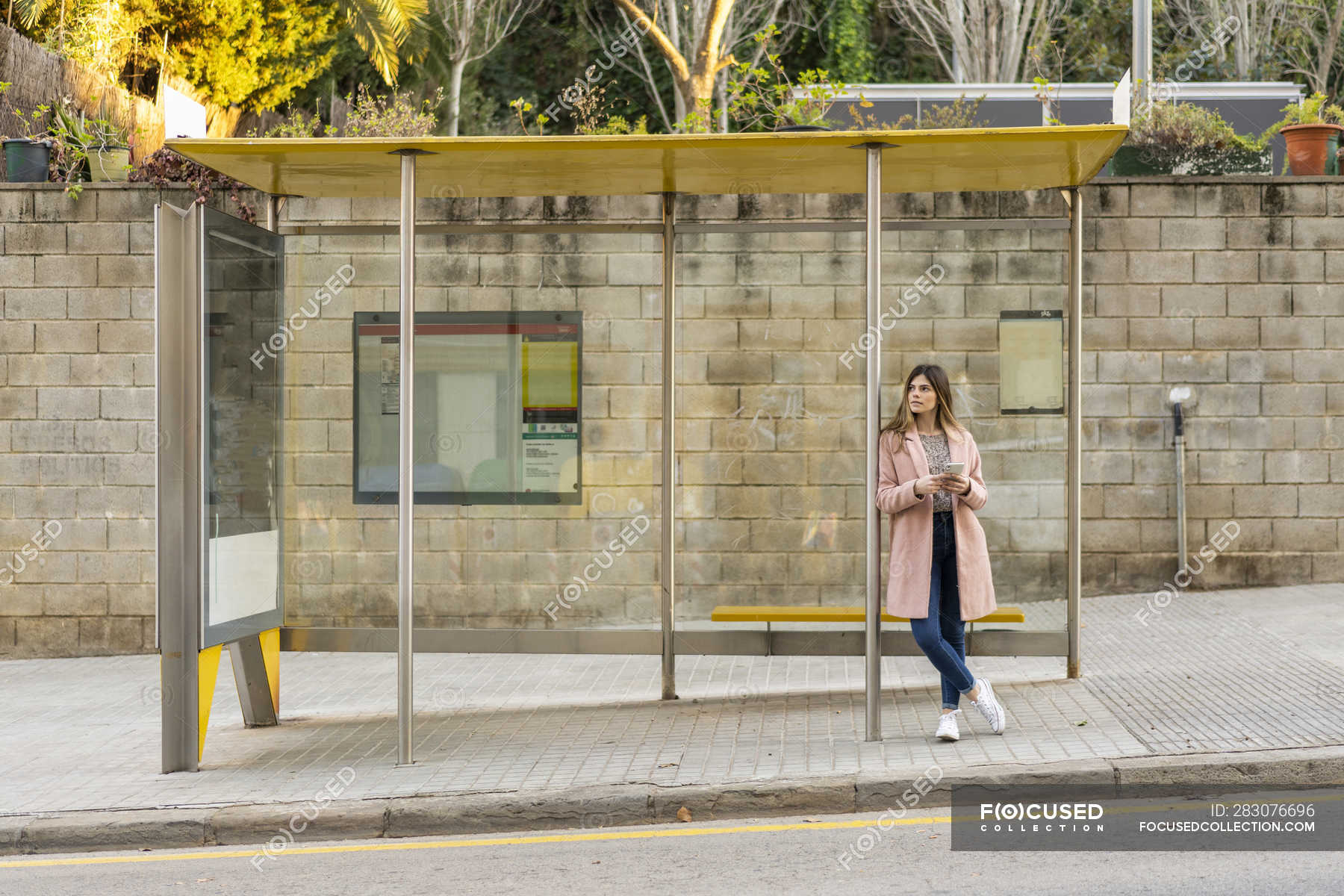 I m waiting for a bus. Девушка на автобусной остановке. Текстура Bus stop. Автобусные остановки в Израиле. Креативные автобусные остановки.