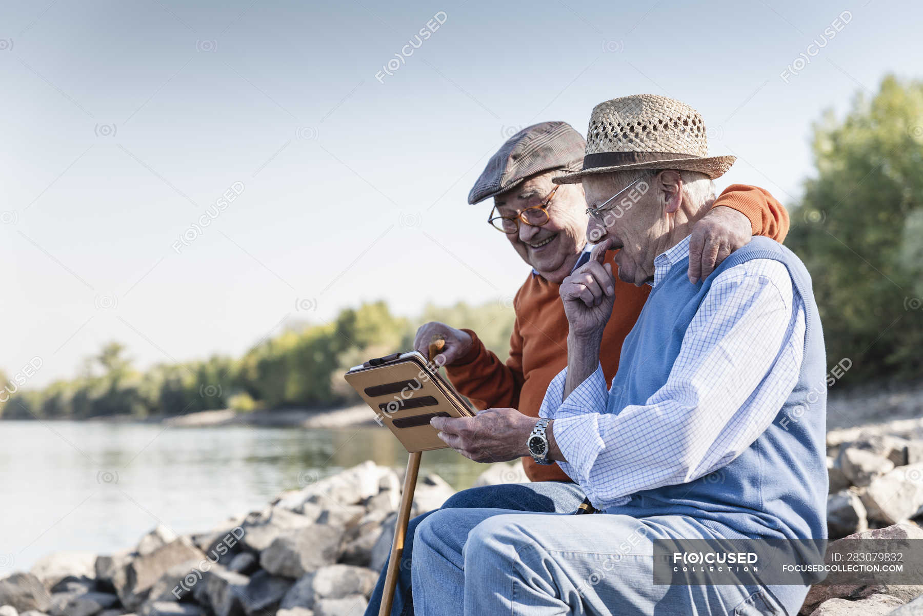 Два старых друга. Два старика сидят спиной. 2 Старых друга. Two old friends.