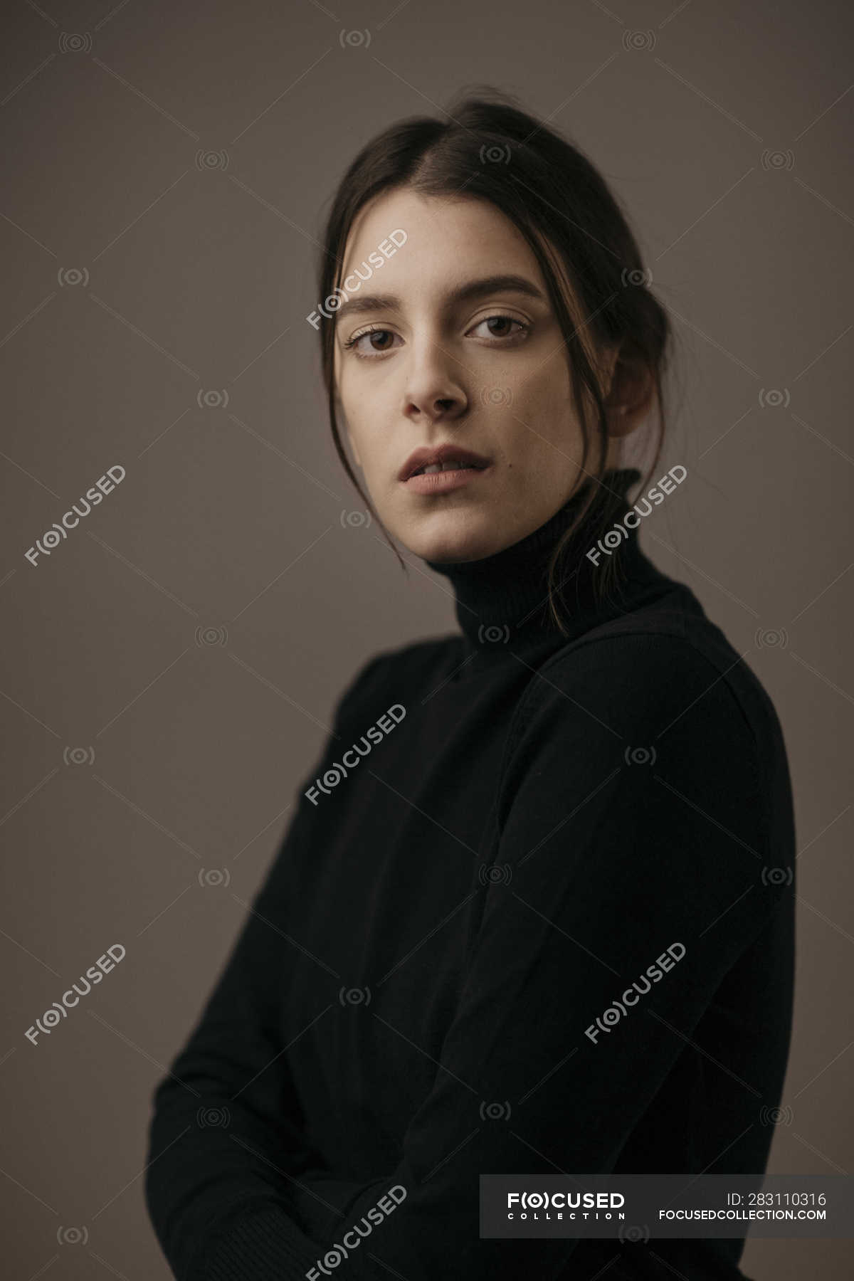 Portrait of a beautiful dark-haired woman — simplicity, dark hair - Stock  Photo | #283110316