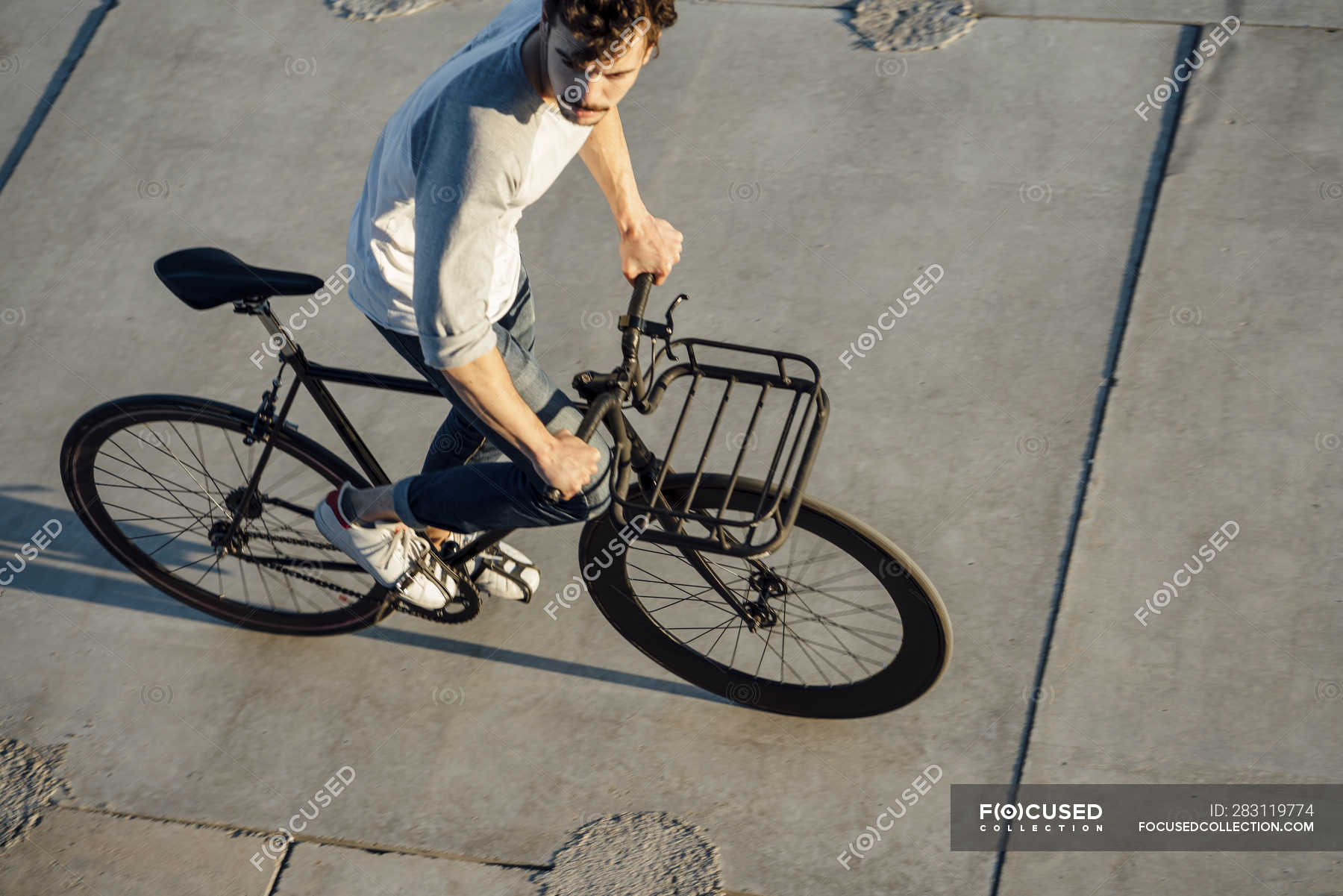fixed gear bike with basket