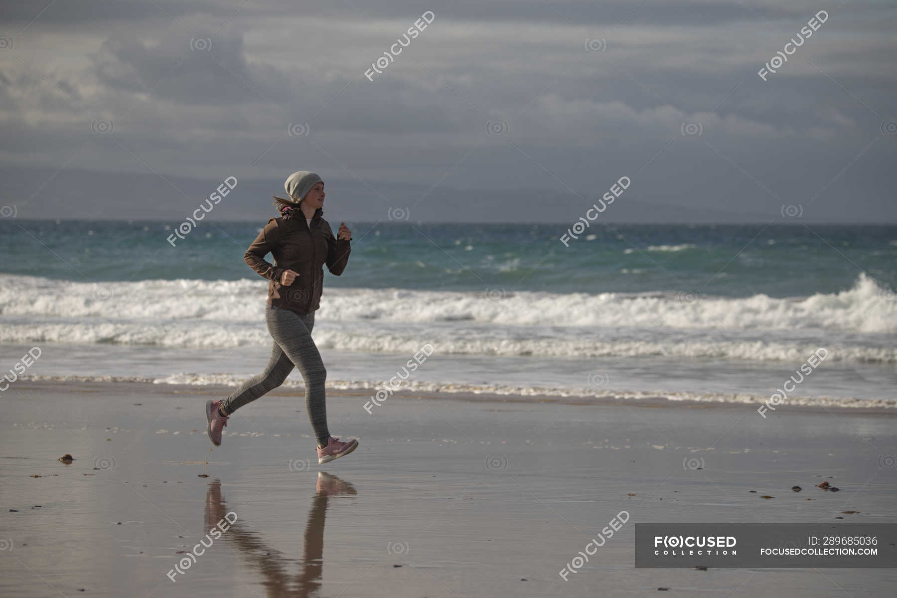 Female jogger at the beach — training, sea - Stock Photo | #289685036