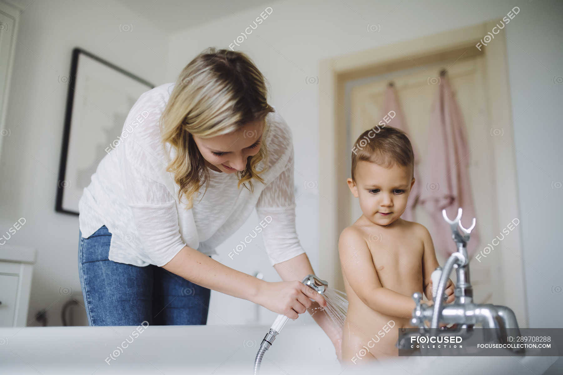 Моет сына в душе. Дети моются в ванной. Молодая мамочка в ванной. Моется с сыном. Мама с ребенком в ванной комнате.