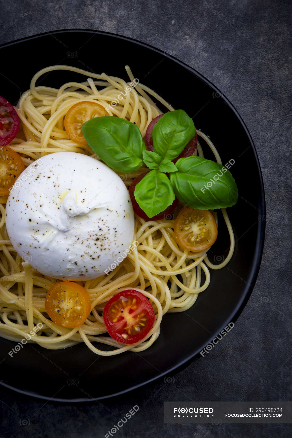 Spaghetti with tomatoes, burrata and basil leaves, from above — Color ...