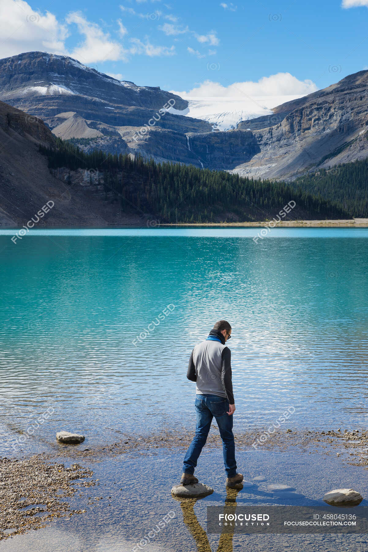 canada-jasper-and-banff-national-park-icefields-parkway-man-at