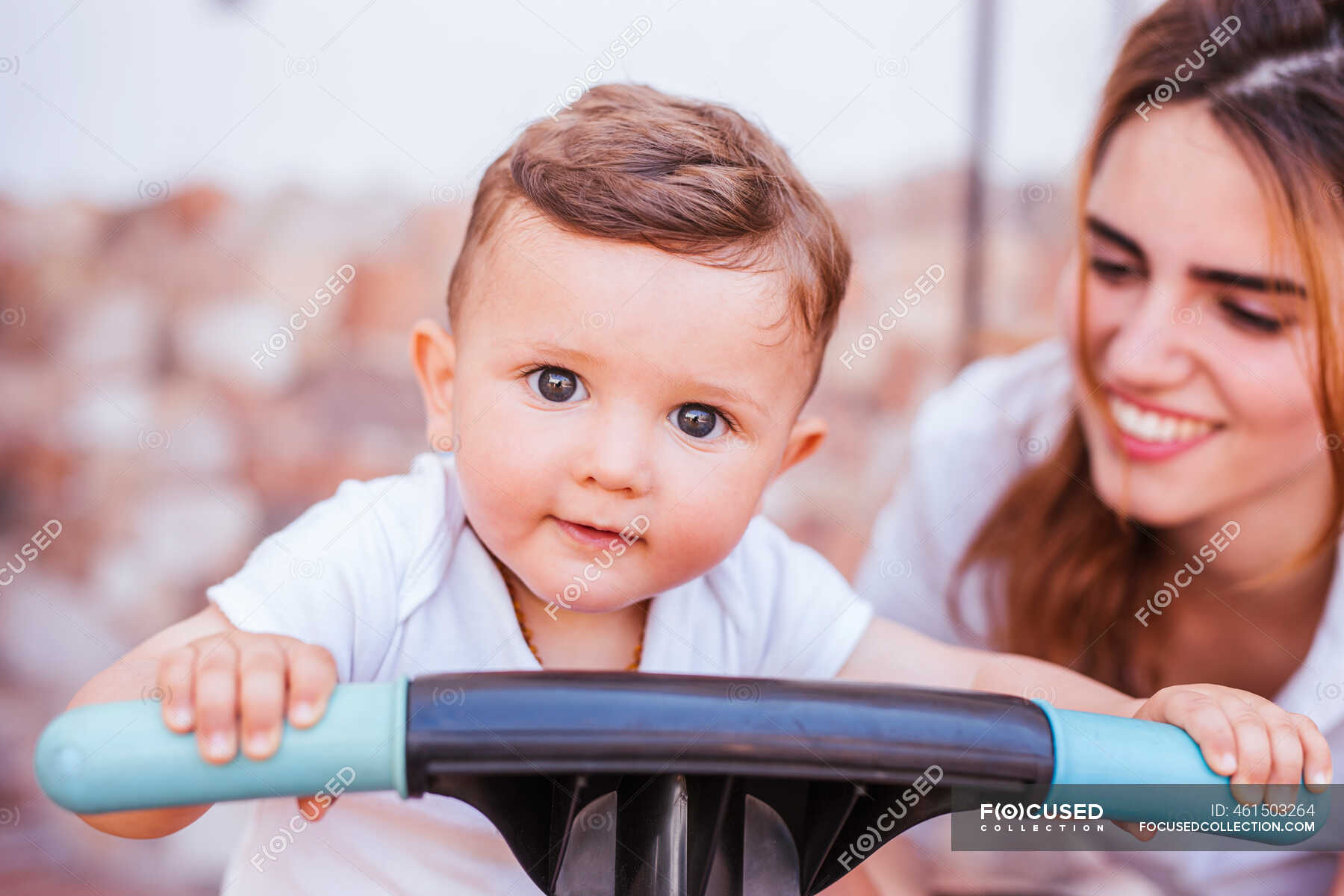 Mother with her son on tricycle — outdoors, support - Stock Photo 