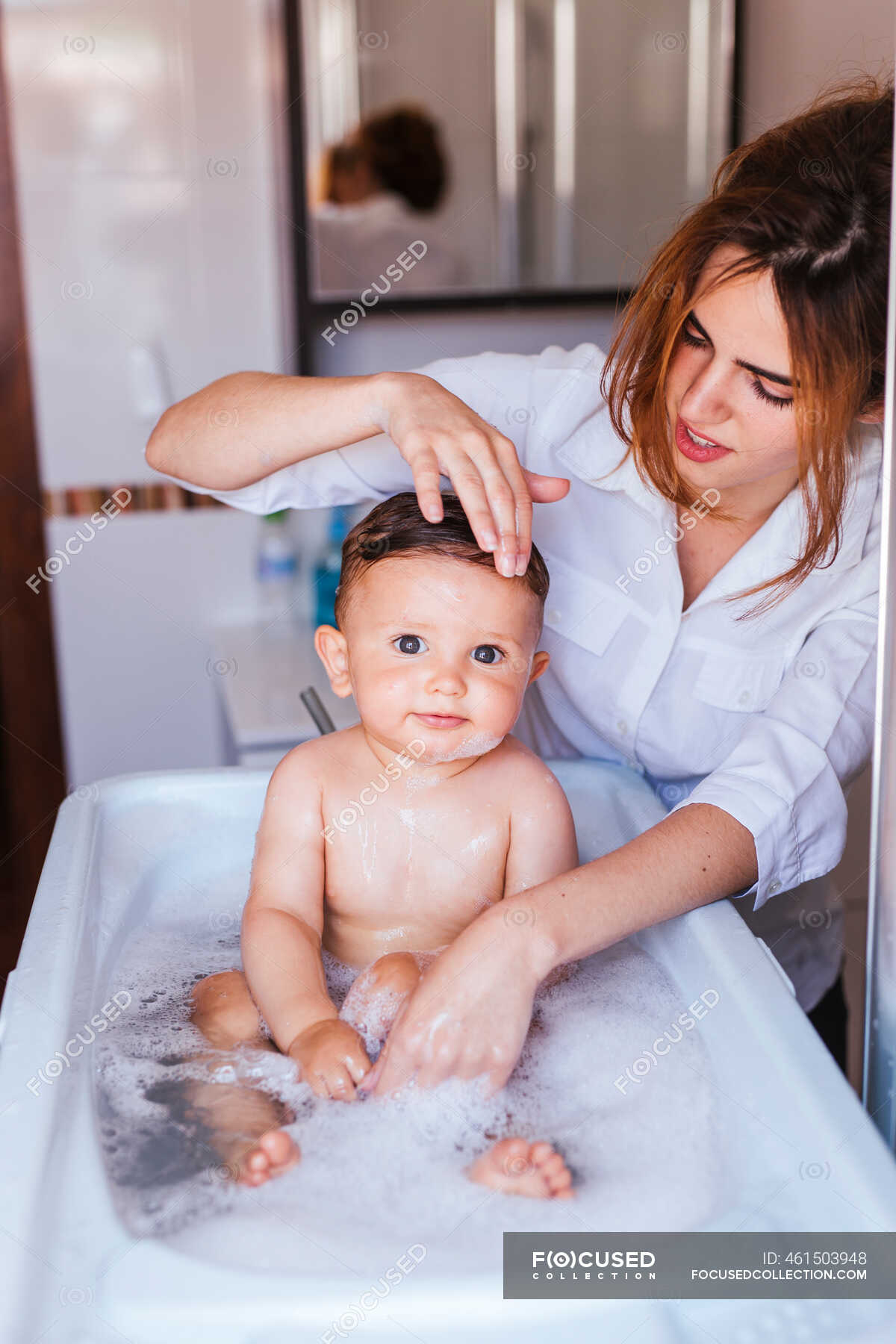 Мама в ванной рассказ. Мама купается с детьми в ванной. Моется с сыном. Купание мамы с малышом в ванной. Мама купает маленького сына.