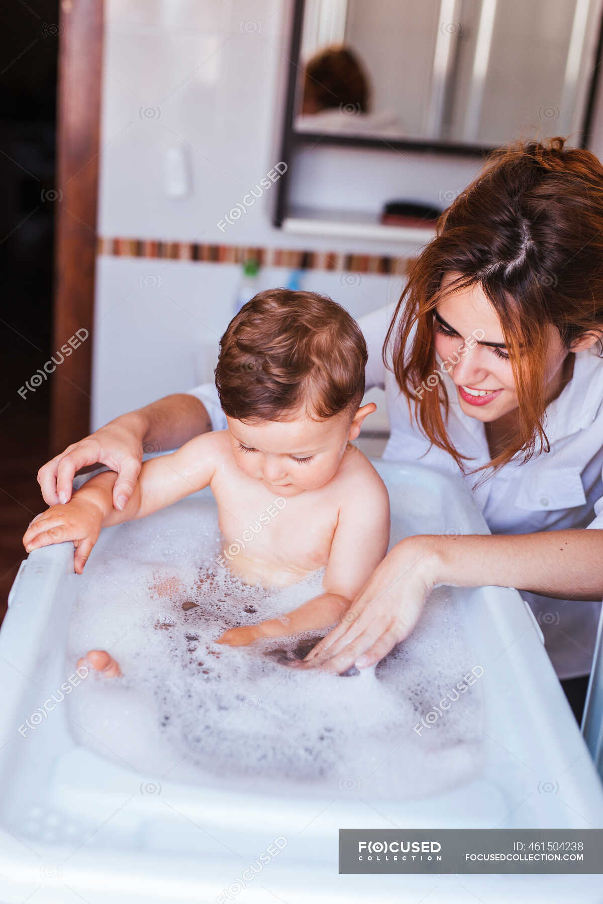 Мама в ванной 18. Купание мамы с малышом в ванной. Дети в ванной с родителями. Мама купает сына. Купаю сына.