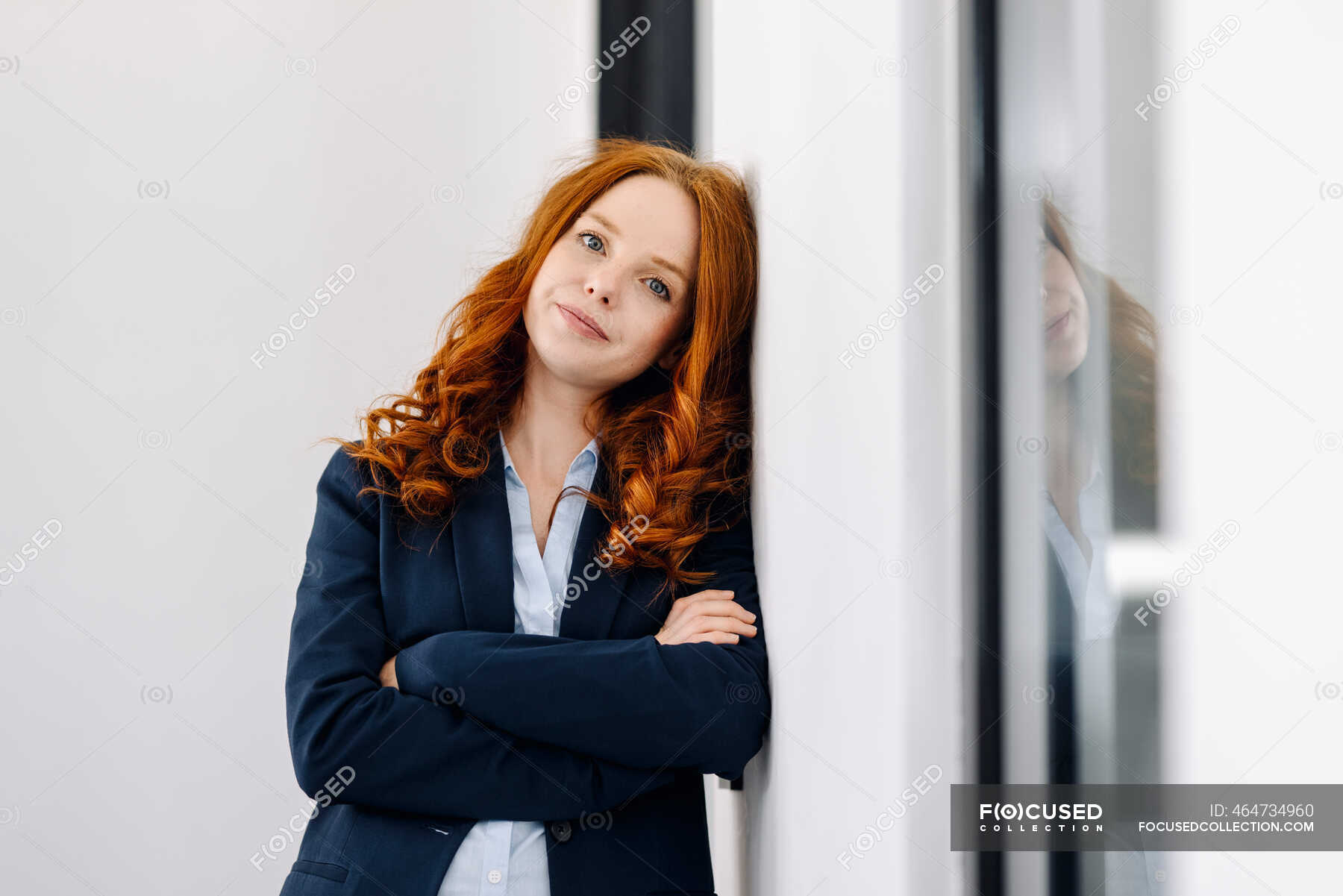 Portrait of redheaded businesswoman leaning against a wall — Business  People, break - Stock Photo | #464734960