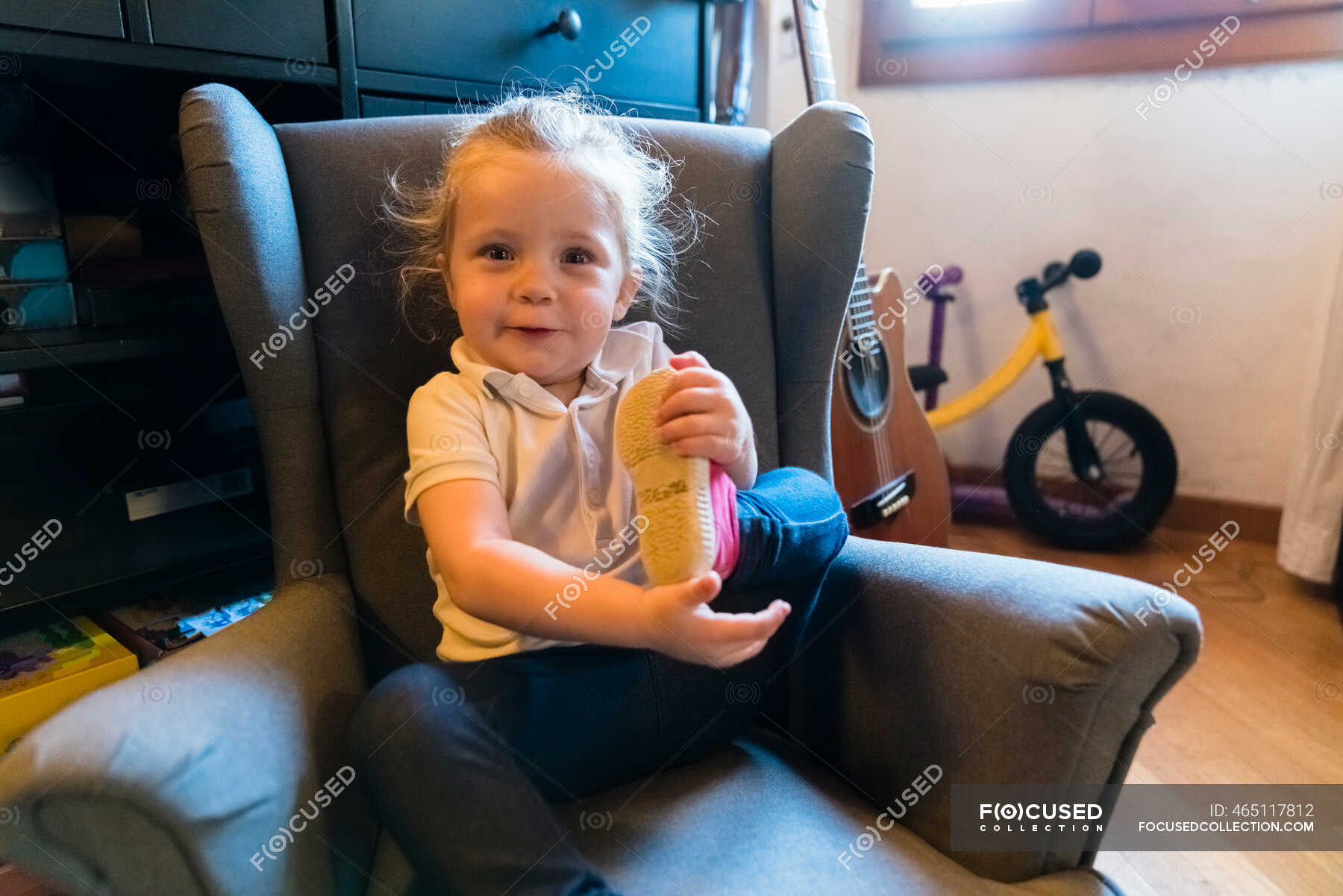 Porträt eines kleinen Mädchens, das zu Hause im Sessel sitzt — Kindheit