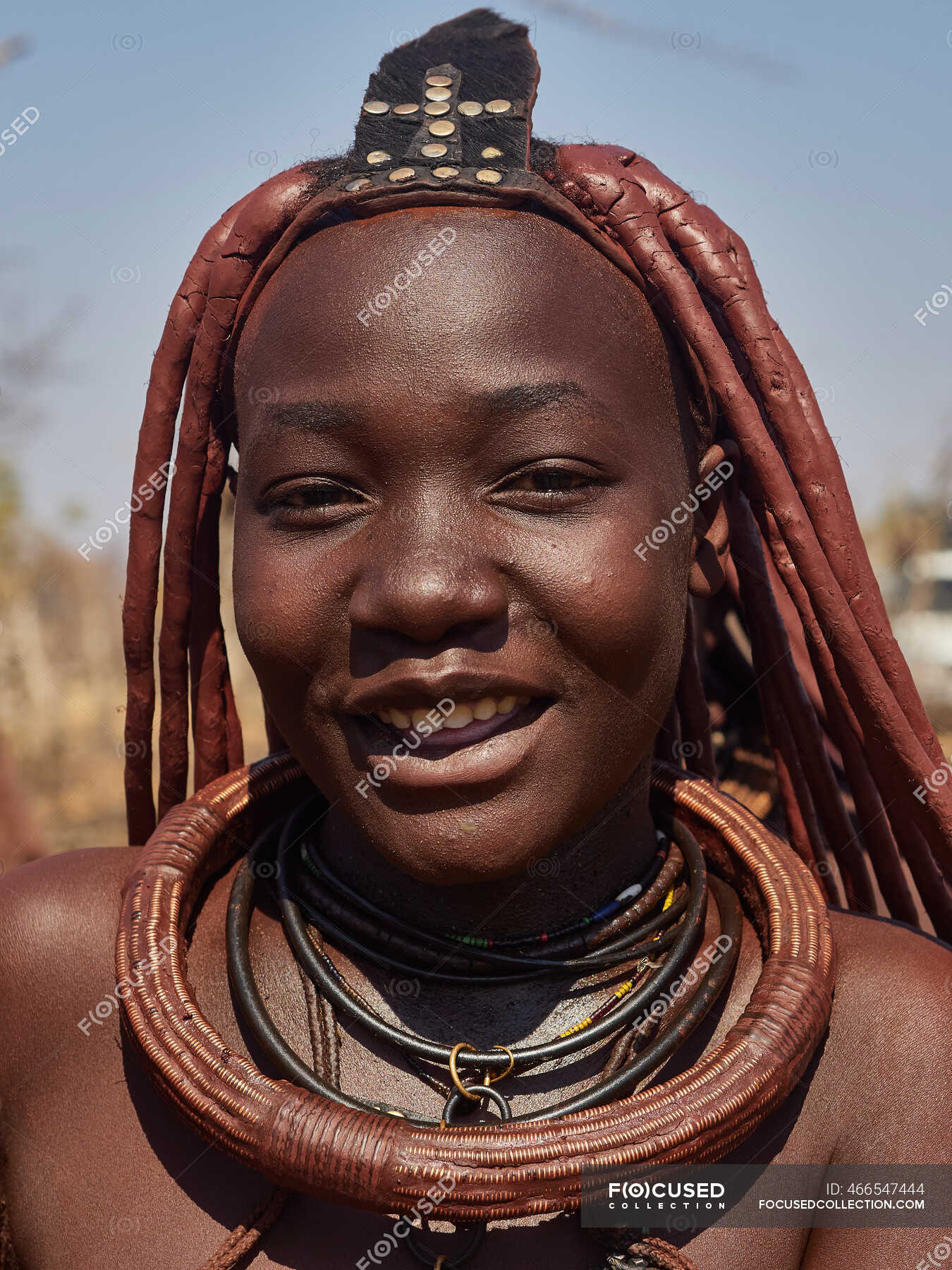 Retrato De Una Mujer Himba En Su Estilo Tradicional Opuwo Namibia — Aire Libre Perfil Stock 7822