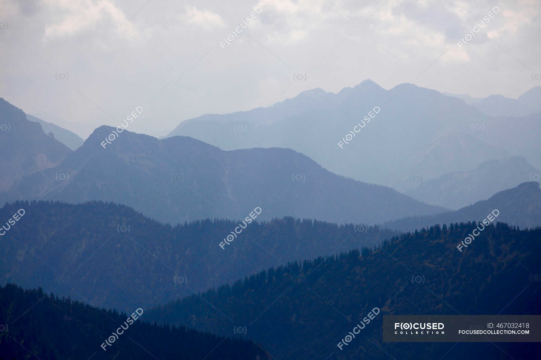 Zhivopisnyj Vid Na Siluet Tejbergskih Gor Na Fone Neba V Germanii Nacionalnyj Orientir Moalgau Stock Photo 467032418