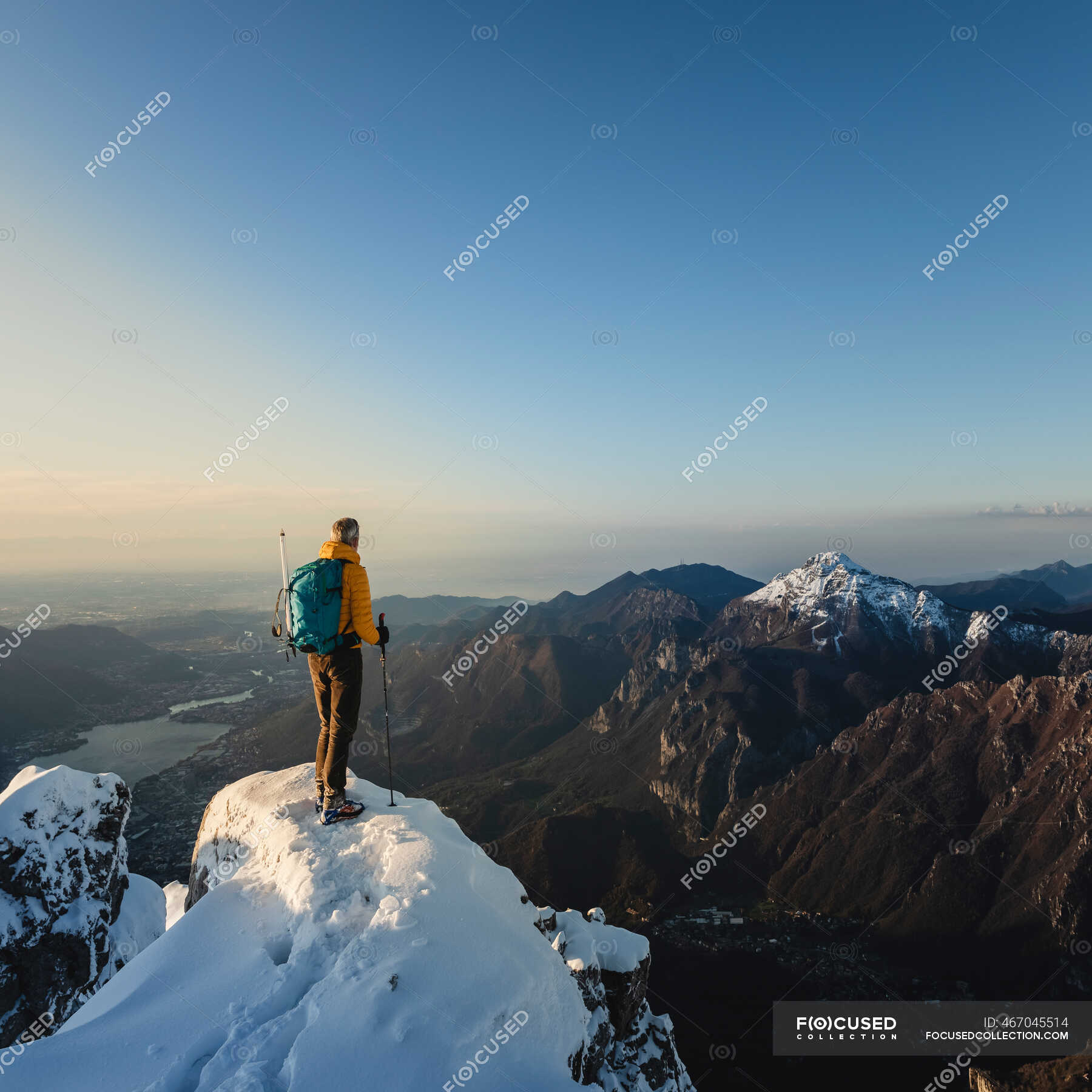 Citron fyrværkeri Ekspert Mountaineer standing on top of a snowy mountain enjoying the view, Lecco,  Italy — winter, nature - Stock Photo | #467045514
