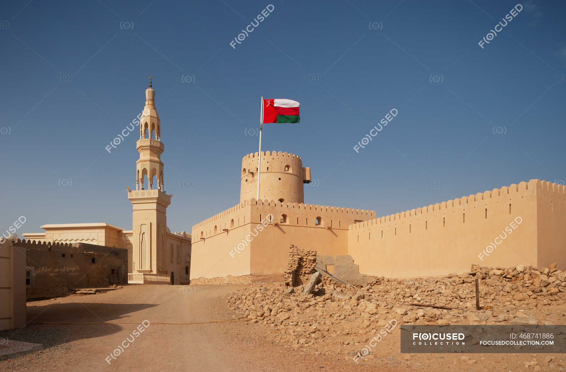 sultanato-de-om-n-ras-al-hadd-castillo-de-ras-al-hadd-con-bandera