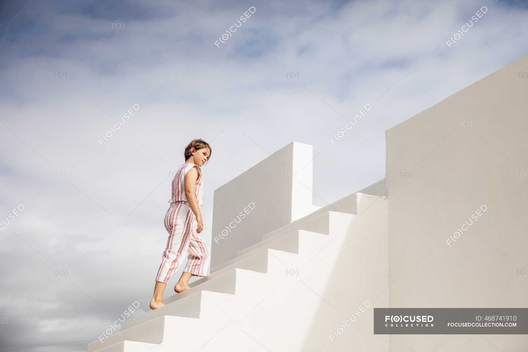голая девушка поднимается по лестнице