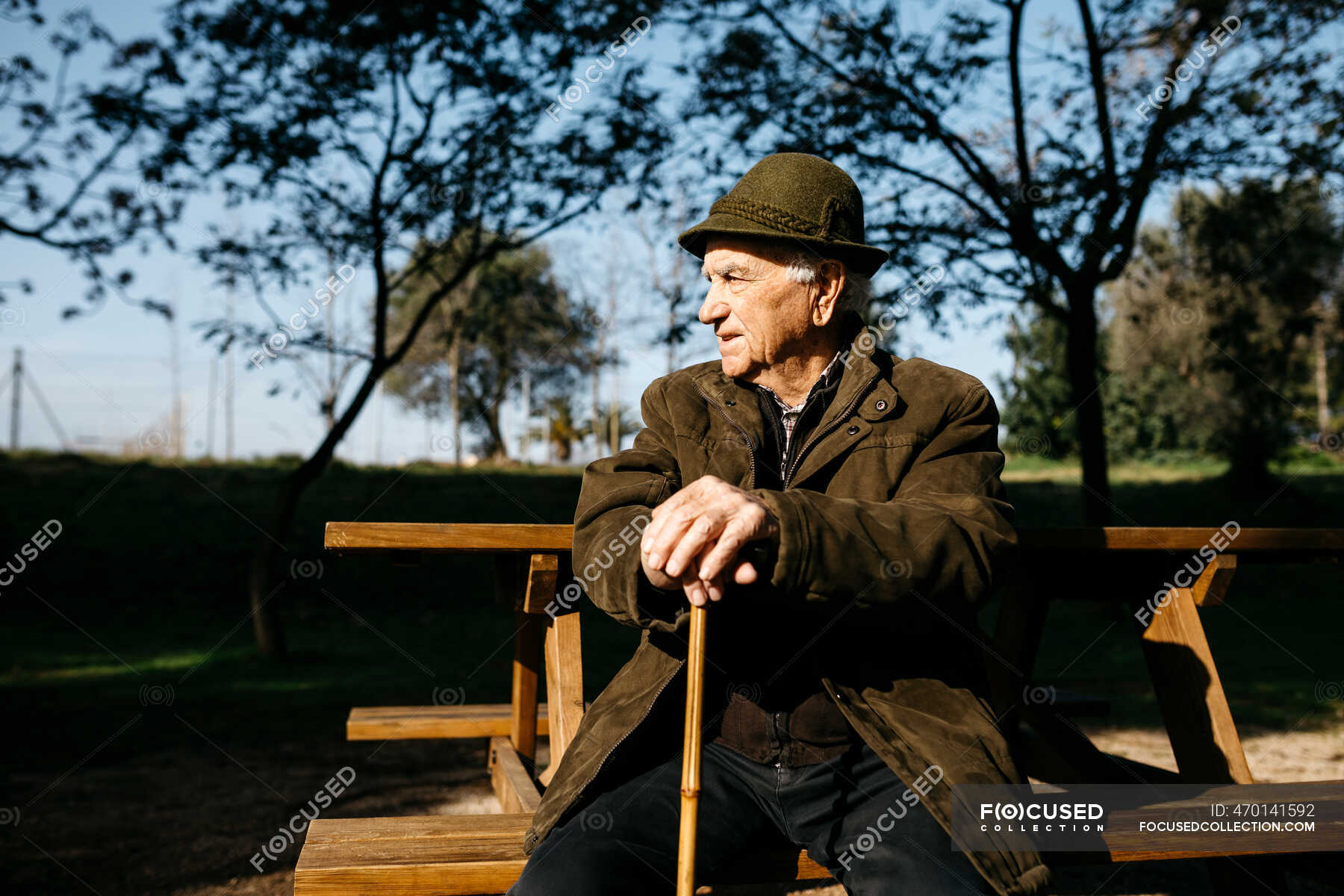Old man public. Старики на лавочке в парке. Old man public. Пожилые люди на улице города. Пишу без отдыха старик.