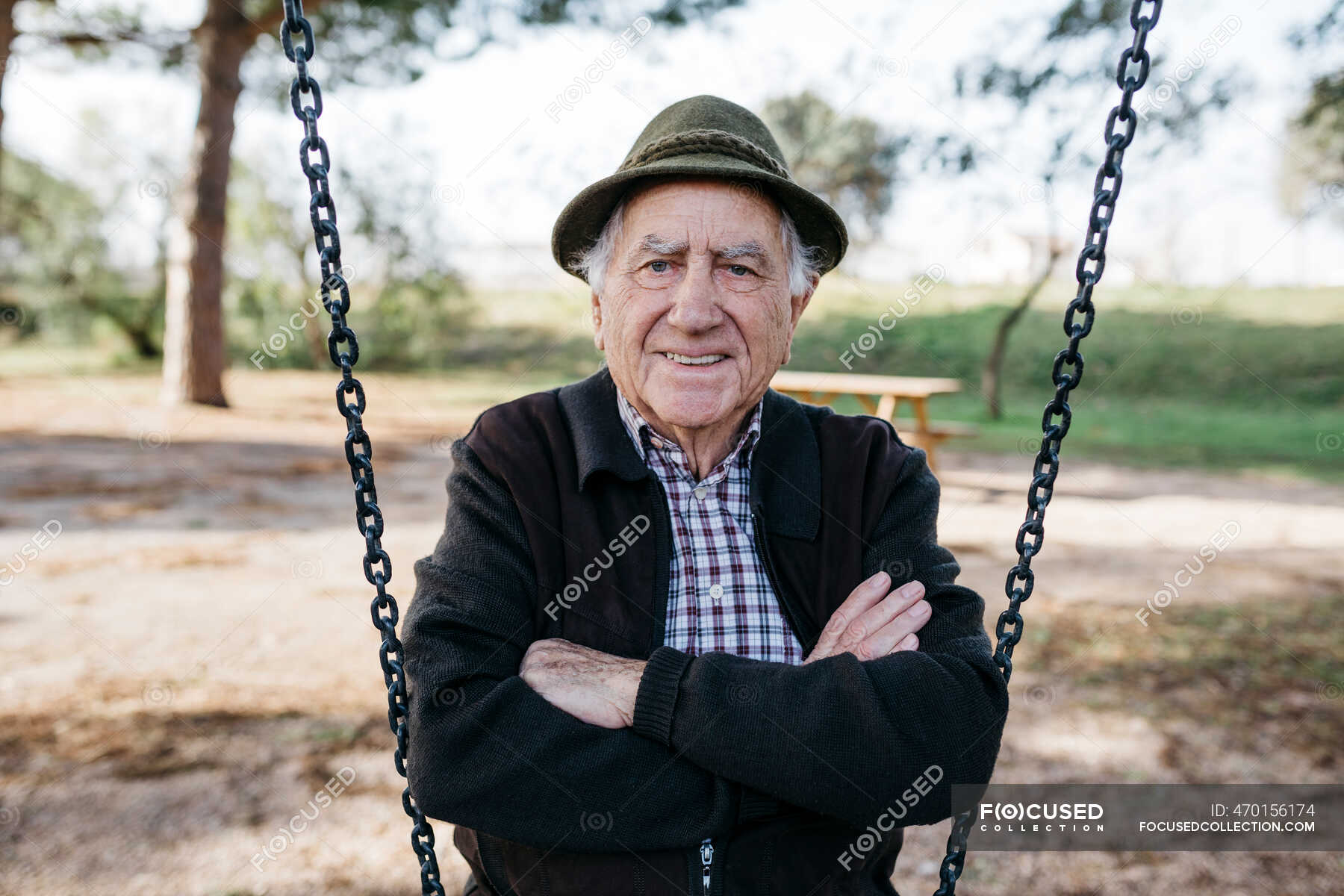 Man with cane art. Old man public. Старик отдыхает под солнцем. Человек сидит на бревне. Old man public.